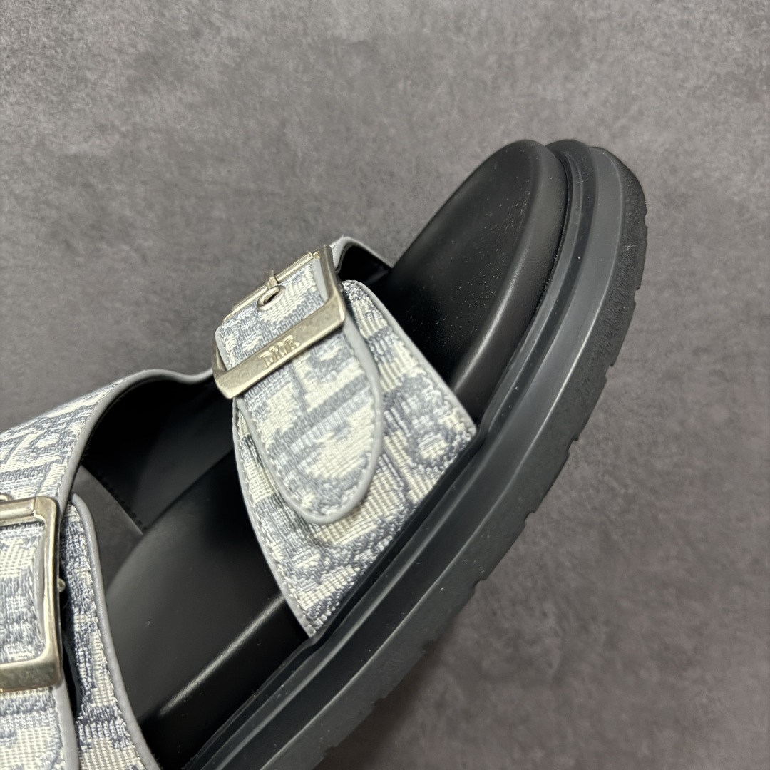 图片[5]-【X1版本】东莞大厂原版开发 顶级版本 24s新款官网首发 Dior 迪奥 Aqua 圆头平底 牛仔字母印花一字拖鞋 5色出货 现货独家供应‼ Dior 迪奥银色CD 扣图案重新诠释 灵感源自 Dior 档案。搭配“DIOR”标志和同色调凹口鞋底 可与短裤或牛仔裤轻松搭配，打造精致造型。 尺码：38 39 40 41 42 43 44 45 46-选品中心