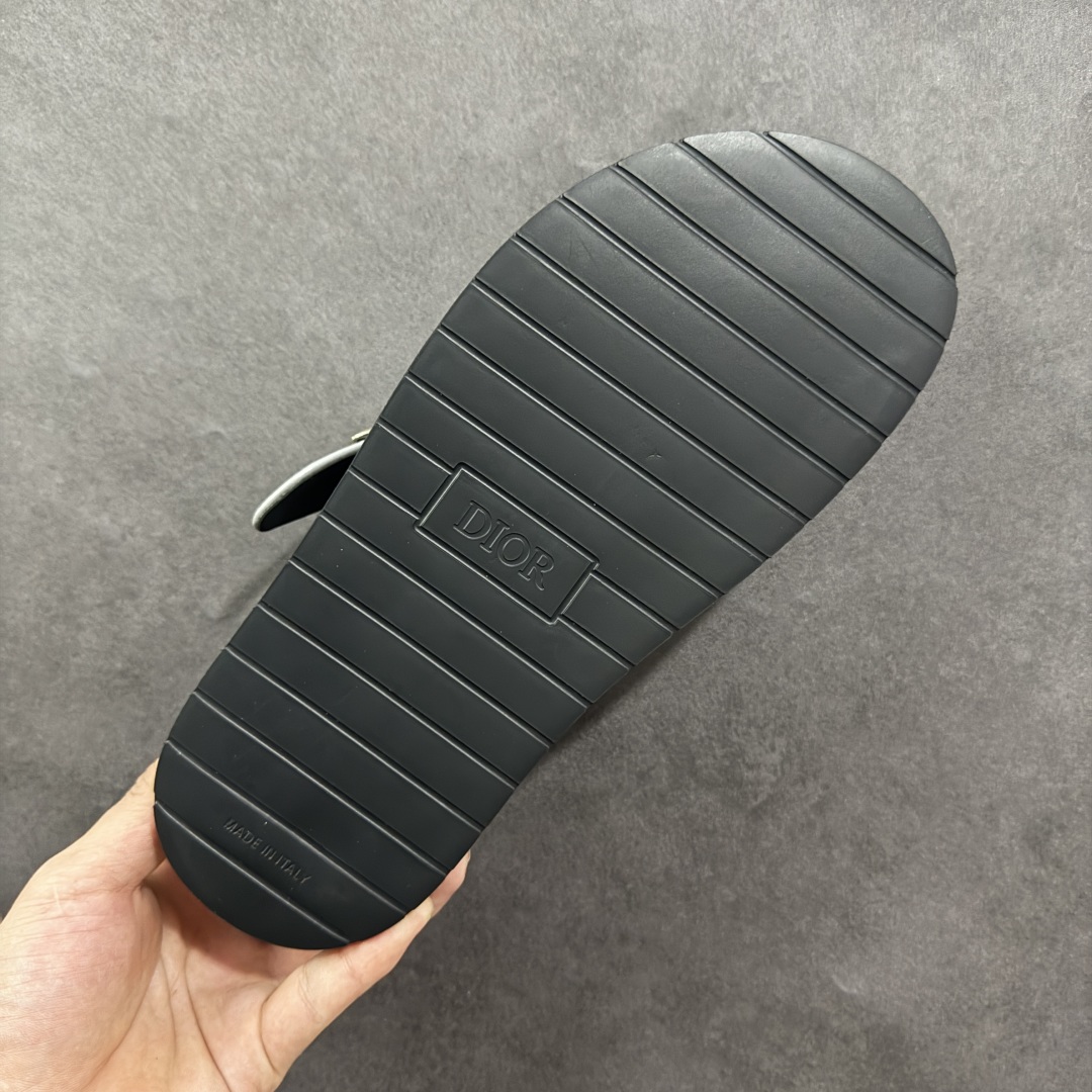 图片[9]-【X1版本】东莞大厂原版开发 顶级版本 24s新款官网首发 Dior 迪奥 Aqua 圆头平底 牛仔字母印花一字拖鞋 5色出货 现货独家供应‼ Dior 迪奥银色CD 扣图案重新诠释 灵感源自 Dior 档案。搭配“DIOR”标志和同色调凹口鞋底 可与短裤或牛仔裤轻松搭配，打造精致造型。 尺码：38 39 40 41 42 43 44 45 46-选品中心