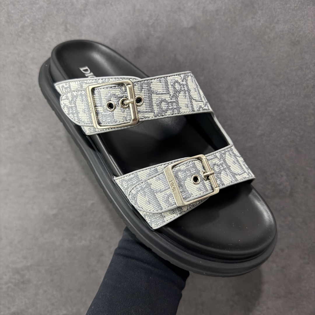 图片[3]-【X1版本】东莞大厂原版开发 顶级版本 24s新款官网首发 Dior 迪奥 Aqua 圆头平底 牛仔字母印花一字拖鞋 5色出货 现货独家供应‼ Dior 迪奥银色CD 扣图案重新诠释 灵感源自 Dior 档案。搭配“DIOR”标志和同色调凹口鞋底 可与短裤或牛仔裤轻松搭配，打造精致造型。 尺码：38 39 40 41 42 43 44 45 46-选品中心