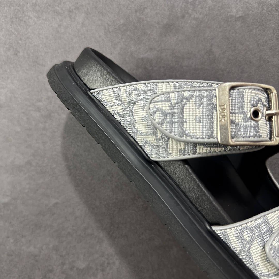 图片[6]-【X1版本】东莞大厂原版开发 顶级版本 24s新款官网首发 Dior 迪奥 Aqua 圆头平底 牛仔字母印花一字拖鞋 5色出货 现货独家供应‼ Dior 迪奥银色CD 扣图案重新诠释 灵感源自 Dior 档案。搭配“DIOR”标志和同色调凹口鞋底 可与短裤或牛仔裤轻松搭配，打造精致造型。 尺码：38 39 40 41 42 43 44 45 46-选品中心