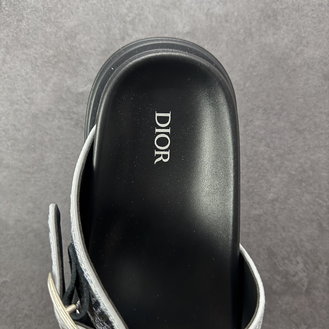 图片[7]-【X1版本】东莞大厂原版开发 顶级版本 24s新款官网首发 Dior 迪奥 Aqua 圆头平底 牛仔字母印花一字拖鞋 5色出货 现货独家供应‼ Dior 迪奥银色CD 扣图案重新诠释 灵感源自 Dior 档案。搭配“DIOR”标志和同色调凹口鞋底 可与短裤或牛仔裤轻松搭配，打造精致造型。 尺码：38 39 40 41 42 43 44 45 46-选品中心