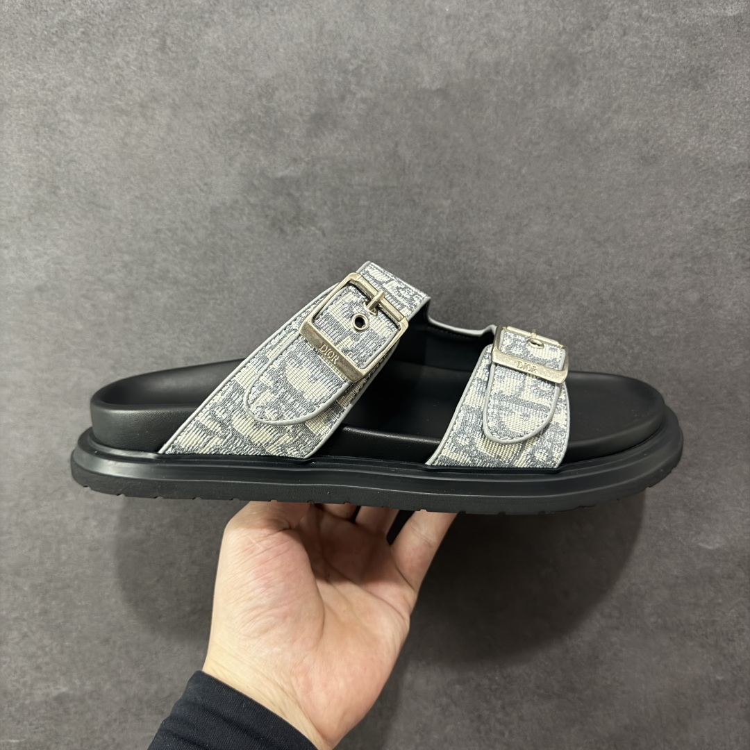 【X1版本】东莞大厂原版开发 顶级版本 24s新款官网首发 Dior 迪奥 Aqua 圆头平底 牛仔字母印花一字拖鞋 5色出货 现货独家供应‼ Dior 迪奥银色CD 扣图案重新诠释 灵感源自 Dior 档案。搭配“DIOR”标志和同色调凹口鞋底 可与短裤或牛仔裤轻松搭配,打造精致造型。 尺码:38 39 40 41 42 43 44 45 46-选品中心