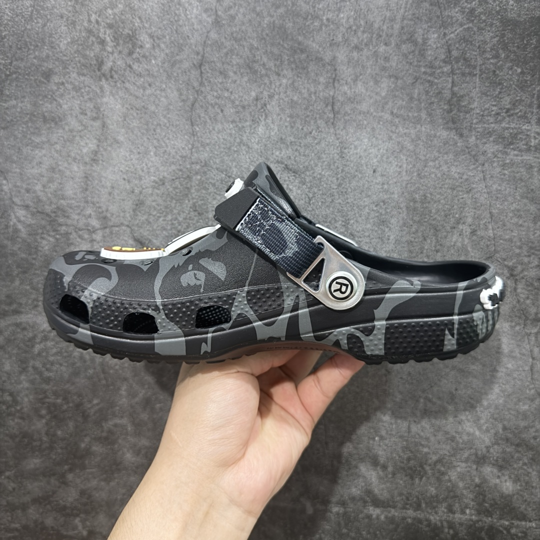 图片[2]-【公司级】Bape x crocs classic clog卡骆驰 Classic clog 迷彩印花 舒适百搭 洞洞鞋 猿人头联名 自带配件 尺码：M4（36-37） M5（37-38） M6（38-39） M7（39-40） M8（41-42） M9（43-44） M10（45-46） M11 （46-47）-选品中心