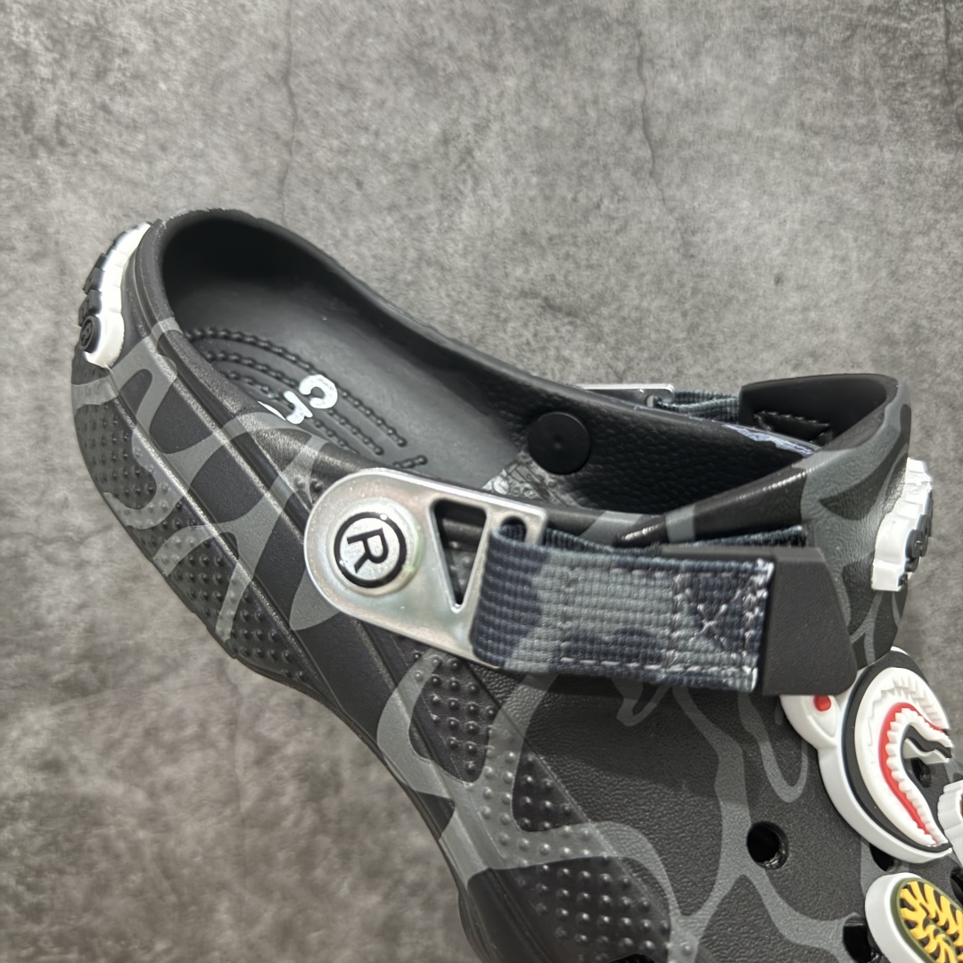 图片[7]-【公司级】Bape x crocs classic clog卡骆驰 Classic clog 迷彩印花 舒适百搭 洞洞鞋 猿人头联名 自带配件 尺码：M4（36-37） M5（37-38） M6（38-39） M7（39-40） M8（41-42） M9（43-44） M10（45-46） M11 （46-47）-选品中心