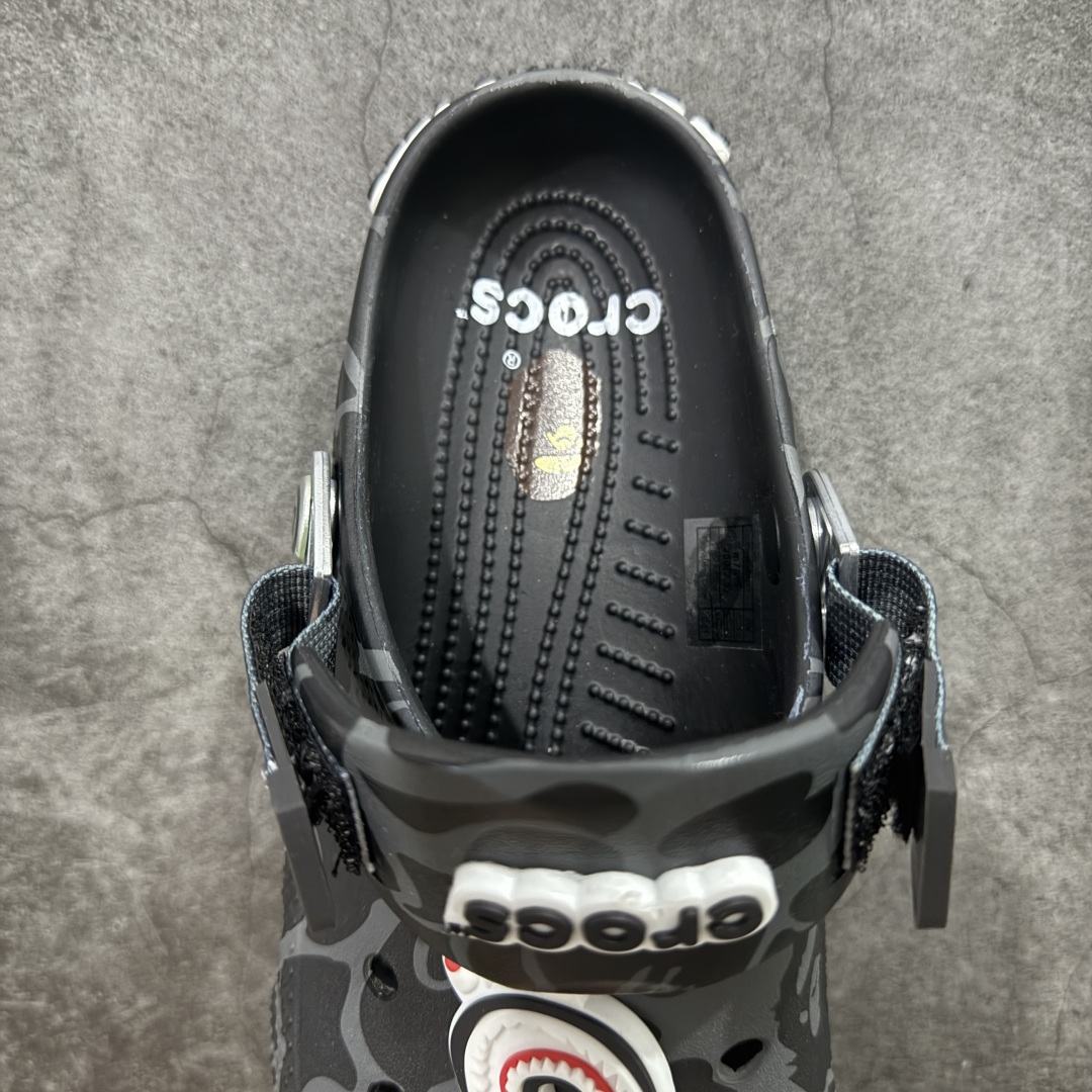 图片[8]-【公司级】Bape x crocs classic clog卡骆驰 Classic clog 迷彩印花 舒适百搭 洞洞鞋 猿人头联名 自带配件 尺码：M4（36-37） M5（37-38） M6（38-39） M7（39-40） M8（41-42） M9（43-44） M10（45-46） M11 （46-47）-选品中心