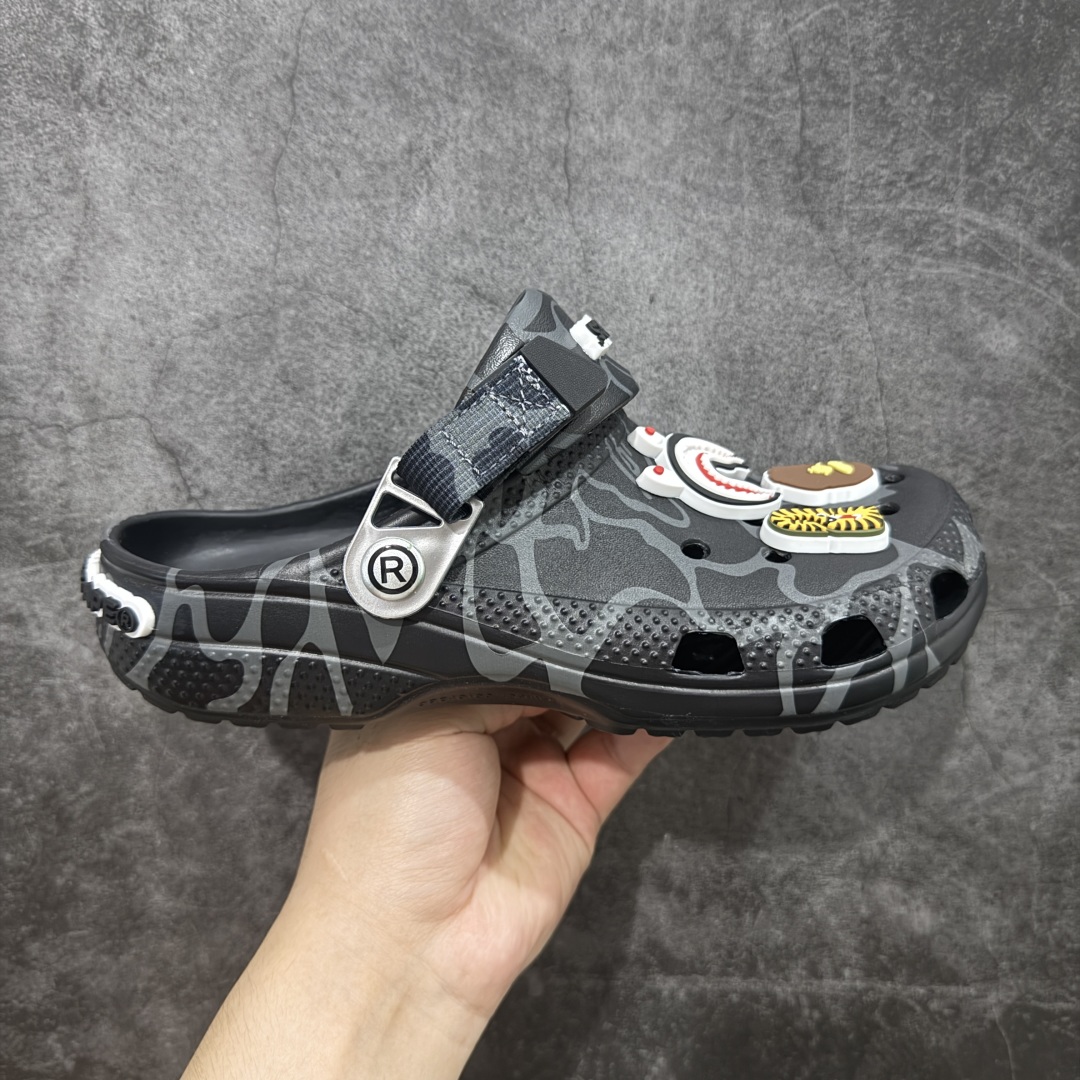 【公司级】Bape x crocs classic clog卡骆驰 Classic clog 迷彩印花 舒适百搭 洞洞鞋 猿人头联名 自带配件 尺码:M4(36-37) M5(37-38) M6(38-39) M7(39-40) M8(41-42) M9(43-44) M10(45-46) M11 (46-47)-选品中心