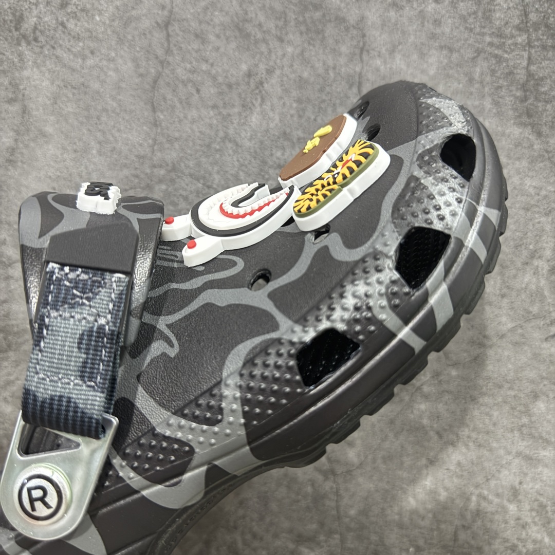 图片[6]-【公司级】Bape x crocs classic clog卡骆驰 Classic clog 迷彩印花 舒适百搭 洞洞鞋 猿人头联名 自带配件 尺码：M4（36-37） M5（37-38） M6（38-39） M7（39-40） M8（41-42） M9（43-44） M10（45-46） M11 （46-47）-选品中心