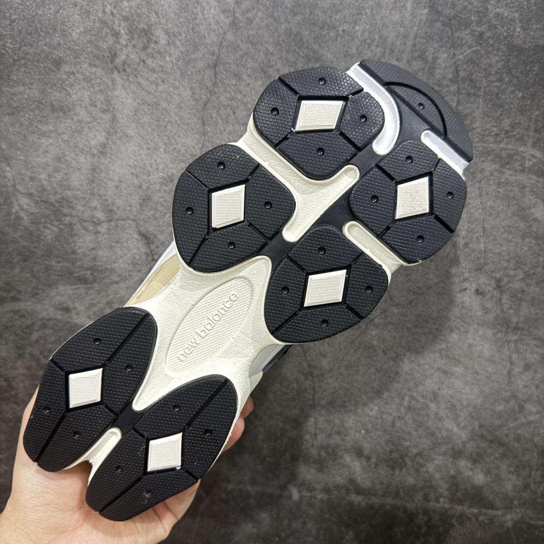 图片[9]-【纯原版】 New Balance NB9060 联名款 复古休闲运动慢跑鞋 粉棕色U9060BLC 全套原楦原纸板原厂数据开发 进口三明治网面 原装进口翻毛皮料正确绒感卡色 正确中底拉帮中底网布细节 原厂标裁 带紫光防伪 定制后跟透明水晶模块 冲裁组合 大底贴合程度胶水上色把控完美 整洁度挑战全网艺术家 多道序QC把关品质完善 匠心打造 耗时两个月开发完成 工艺极其复杂难度可想而知 新开独立私模大底 全网唯一正确六层组合大底 高端零售专供产物 尺码：36 37 37.5 38 38.5 39 40 40.5 41 42 42.5 43 44 45 46.5-选品中心