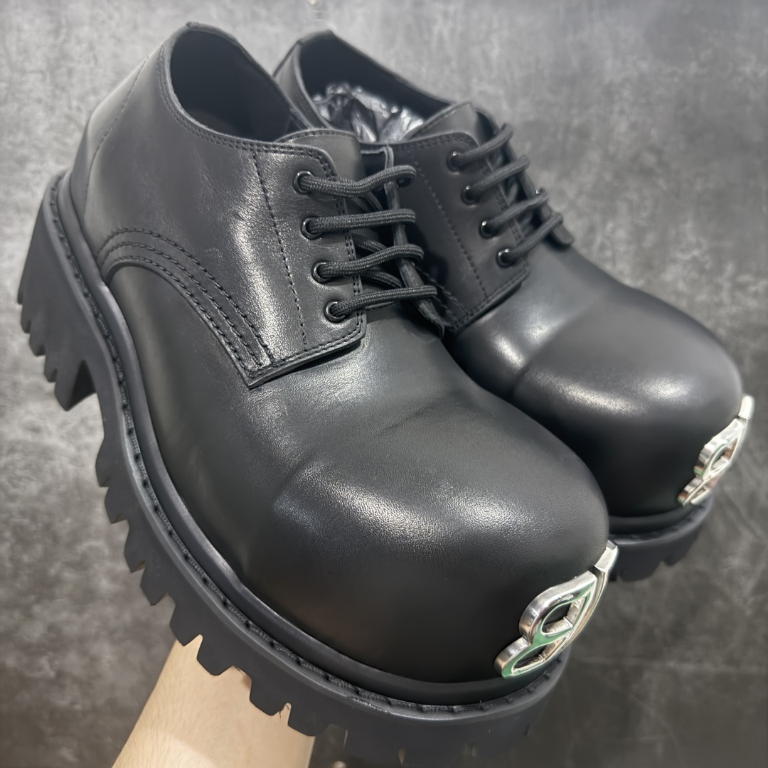 【莞产G版】Balenciaga Stomper 巴黎世家时尚系带牛皮厚底德比鞋 象征着时尚的前沿 款式典雅而时尚 突显法式高雅气息 众多国内外一线潮流明星上脚加持 舒适鞋面 具有很好的延展性和透气性 外观设计鞋身运用简洁的黑色进行搭配 上脚颜值高 鞋跟耐磨性强 不易打滑 尺码:39-45(偏大一码)-选品中心