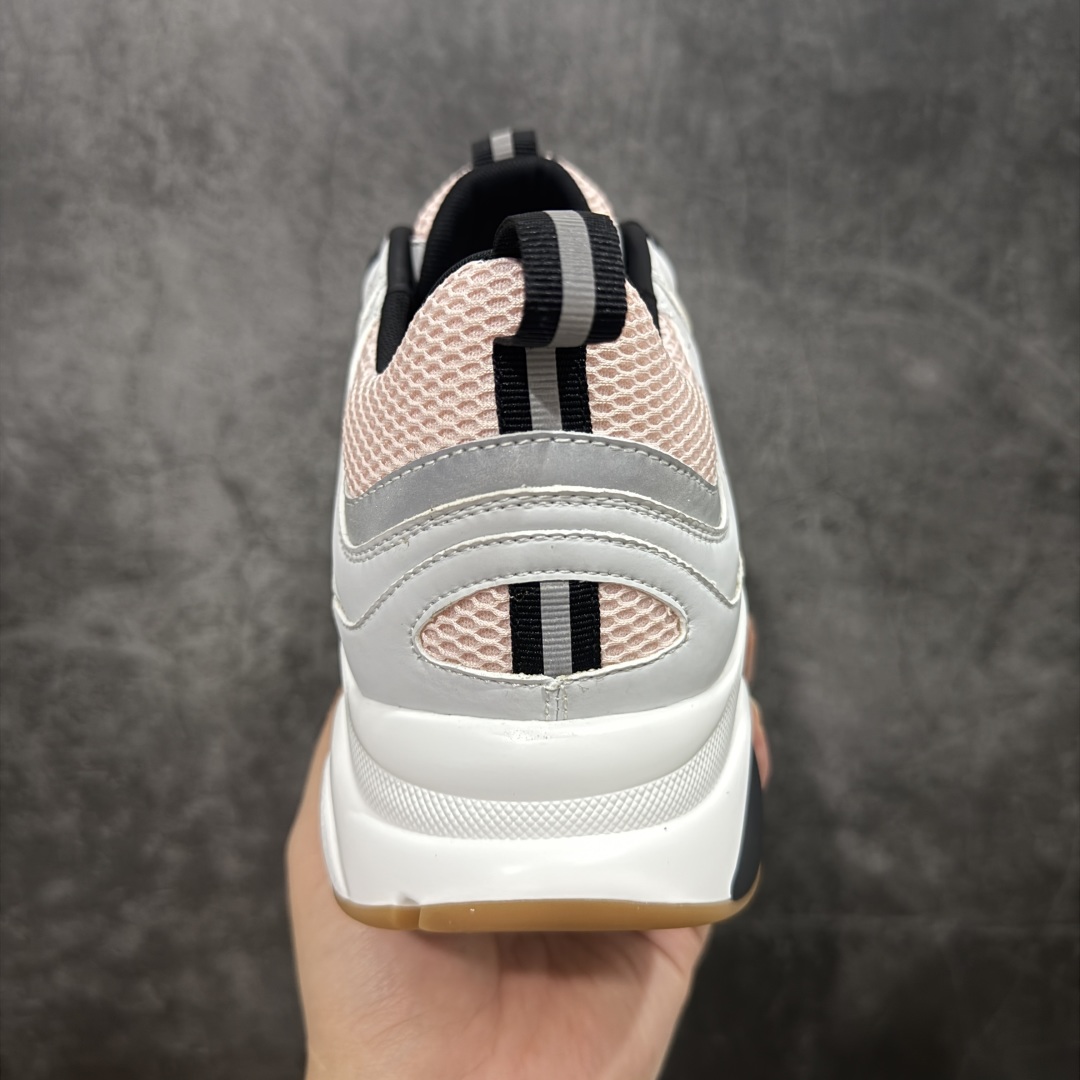 图片[4]-【广东礼盒版】Dior/迪奥B22 男鞋压花厚底系带休闲鞋多色拼接男款慢跑时装运动鞋 广东原产原楦原纸版数据开发 配置专柜购物袋及配件(配置抗压快递外包牛皮纸壳 采用光滑牛皮革组合网织布面材质 正确吸汗网布贴合海玻璃CD压纹鞋垫独家开发TPU弹力中底组合TR光泽耐韧锯齿橡胶大底 法国高奢时装品牌-迪奥·桀傲/Dior Homme B22 Trainer Sneaker系列复古厚底老爹风休闲运动慢跑鞋“生胶底” 这款单品从复古慢跑鞋汲取灵感。采用厚实的低帮设计，精选牛皮与网眼织物拼接鞋面，搭配黑白相间的刻花橡胶鞋底。侧面带有浮雕“CD”标志装饰。 尺码：38 39 40 41 42 43 44 45 46-选品中心