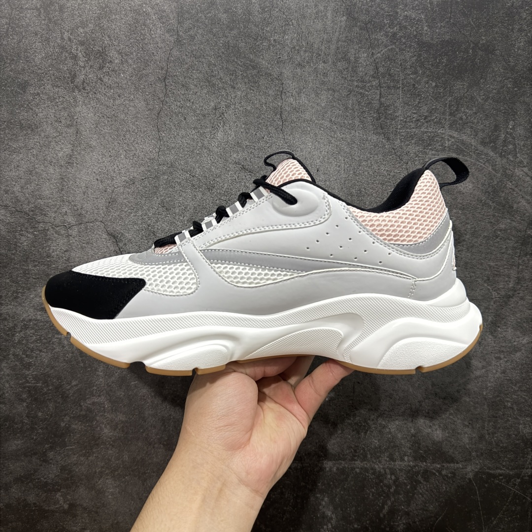 图片[2]-【广东礼盒版】Dior/迪奥B22 男鞋压花厚底系带休闲鞋多色拼接男款慢跑时装运动鞋 广东原产原楦原纸版数据开发 配置专柜购物袋及配件(配置抗压快递外包牛皮纸壳 采用光滑牛皮革组合网织布面材质 正确吸汗网布贴合海玻璃CD压纹鞋垫独家开发TPU弹力中底组合TR光泽耐韧锯齿橡胶大底 法国高奢时装品牌-迪奥·桀傲/Dior Homme B22 Trainer Sneaker系列复古厚底老爹风休闲运动慢跑鞋“生胶底” 这款单品从复古慢跑鞋汲取灵感。采用厚实的低帮设计，精选牛皮与网眼织物拼接鞋面，搭配黑白相间的刻花橡胶鞋底。侧面带有浮雕“CD”标志装饰。 尺码：38 39 40 41 42 43 44 45 46-选品中心