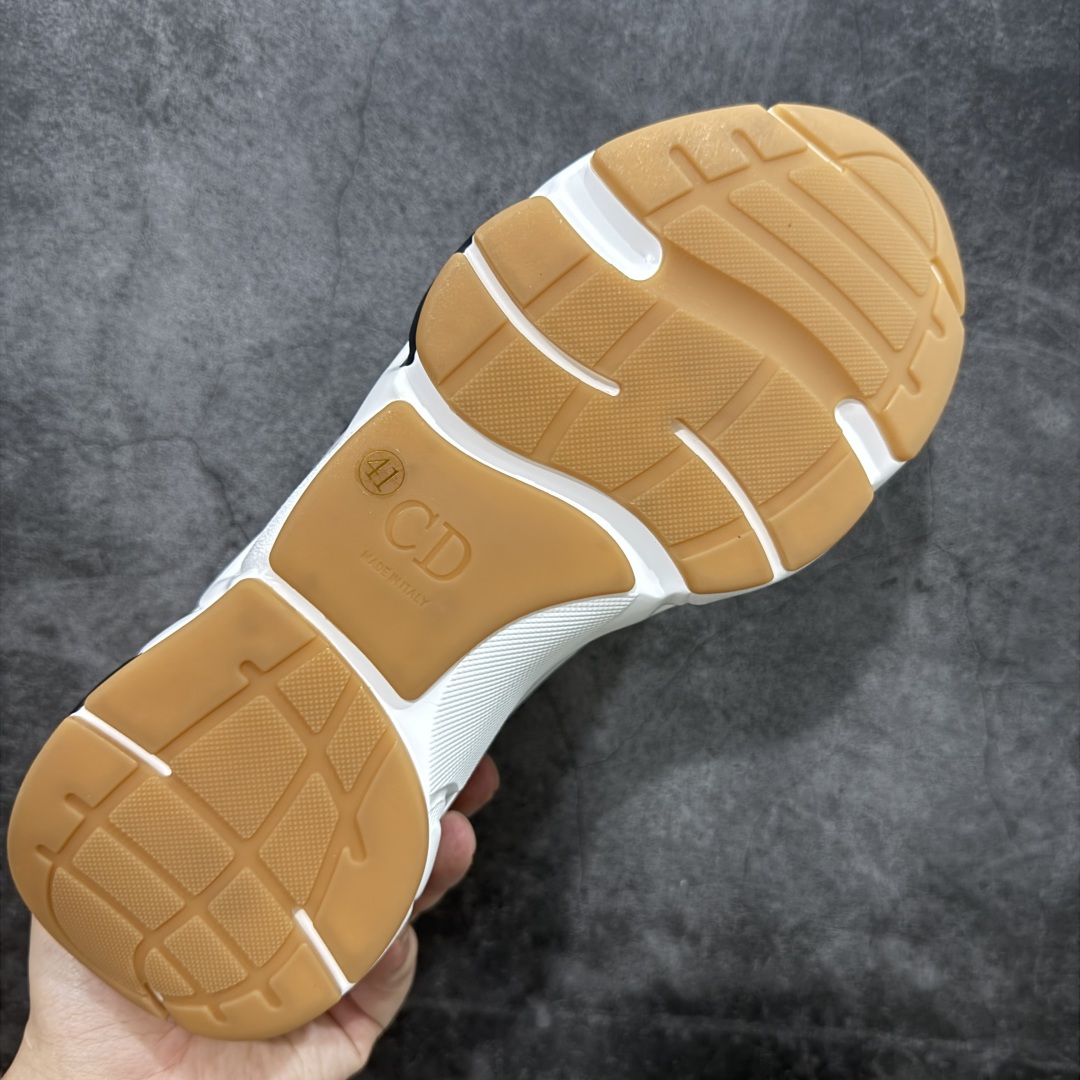 图片[9]-【广东礼盒版】Dior/迪奥B22 男鞋压花厚底系带休闲鞋多色拼接男款慢跑时装运动鞋 广东原产原楦原纸版数据开发 配置专柜购物袋及配件(配置抗压快递外包牛皮纸壳 采用光滑牛皮革组合网织布面材质 正确吸汗网布贴合海玻璃CD压纹鞋垫独家开发TPU弹力中底组合TR光泽耐韧锯齿橡胶大底 法国高奢时装品牌-迪奥·桀傲/Dior Homme B22 Trainer Sneaker系列复古厚底老爹风休闲运动慢跑鞋“生胶底” 这款单品从复古慢跑鞋汲取灵感。采用厚实的低帮设计，精选牛皮与网眼织物拼接鞋面，搭配黑白相间的刻花橡胶鞋底。侧面带有浮雕“CD”标志装饰。 尺码：38 39 40 41 42 43 44 45 46-选品中心