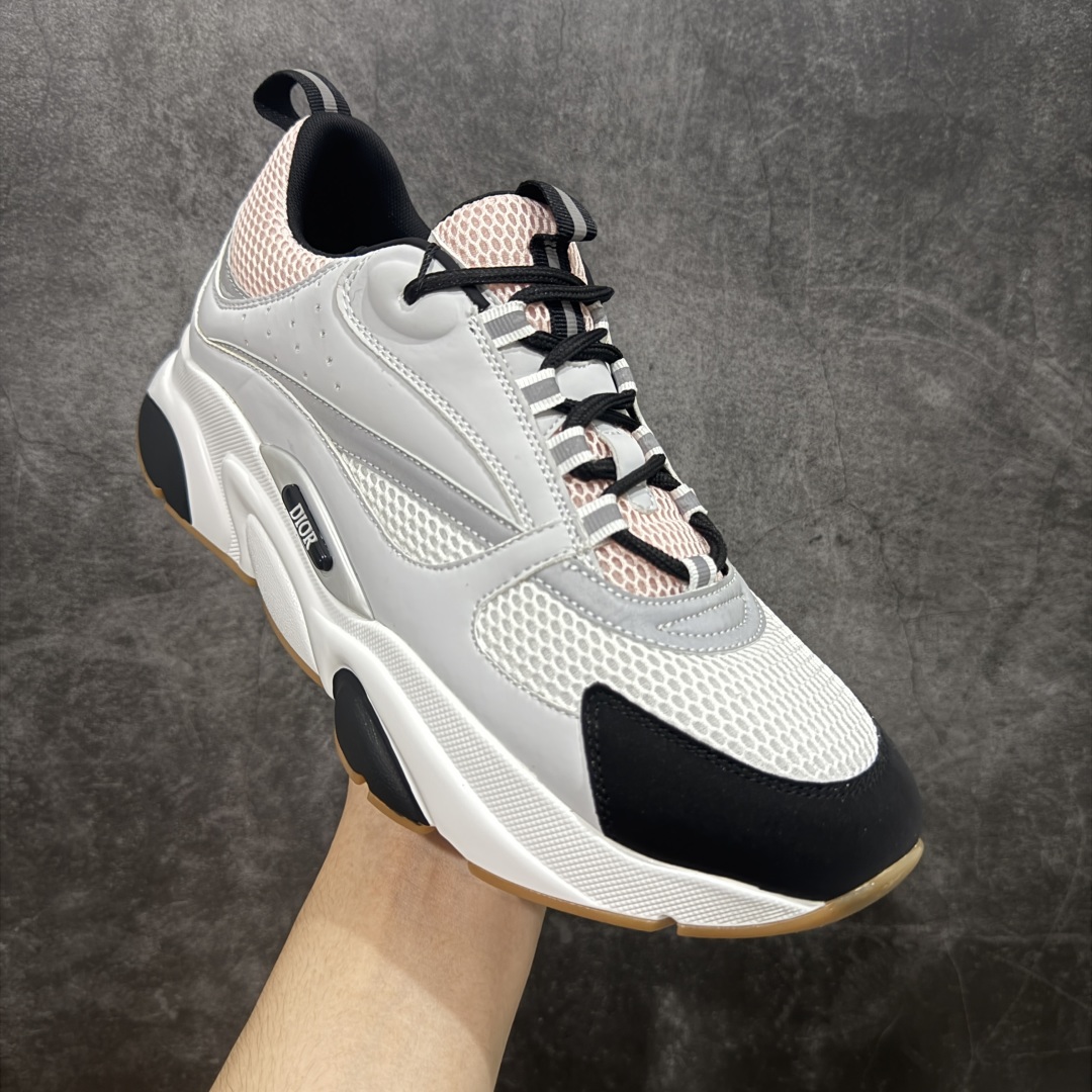 图片[3]-【广东礼盒版】Dior/迪奥B22 男鞋压花厚底系带休闲鞋多色拼接男款慢跑时装运动鞋 广东原产原楦原纸版数据开发 配置专柜购物袋及配件(配置抗压快递外包牛皮纸壳 采用光滑牛皮革组合网织布面材质 正确吸汗网布贴合海玻璃CD压纹鞋垫独家开发TPU弹力中底组合TR光泽耐韧锯齿橡胶大底 法国高奢时装品牌-迪奥·桀傲/Dior Homme B22 Trainer Sneaker系列复古厚底老爹风休闲运动慢跑鞋“生胶底” 这款单品从复古慢跑鞋汲取灵感。采用厚实的低帮设计，精选牛皮与网眼织物拼接鞋面，搭配黑白相间的刻花橡胶鞋底。侧面带有浮雕“CD”标志装饰。 尺码：38 39 40 41 42 43 44 45 46-选品中心