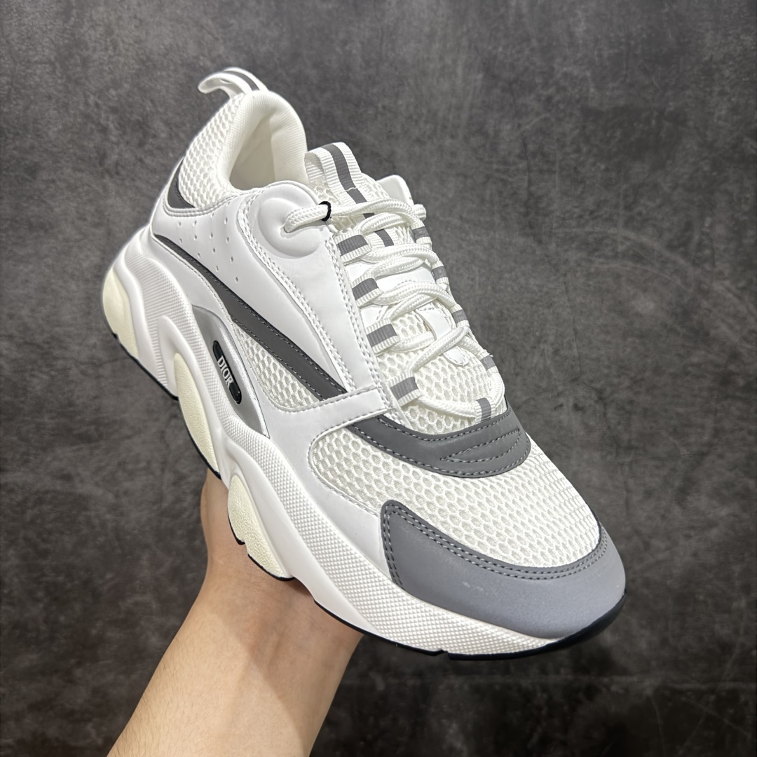 图片[3]-【广东礼盒版】Dior/迪奥B22 男鞋压花厚底系带休闲鞋多色拼接男款慢跑时装运动鞋 广东原产原楦原纸版数据开发 配置专柜购物袋及配件(配置抗压快递外包牛皮纸壳 采用光滑牛皮革组合网织布面材质 正确吸汗网布贴合海玻璃CD压纹鞋垫独家开发TPU弹力中底组合TR光泽耐韧锯齿橡胶大底 法国高奢时装品牌-迪奥·桀傲/Dior Homme B22 Trainer Sneaker系列复古厚底老爹风休闲运动慢跑鞋“生胶底” 这款单品从复古慢跑鞋汲取灵感。采用厚实的低帮设计，精选牛皮与网眼织物拼接鞋面，搭配黑白相间的刻花橡胶鞋底。侧面带有浮雕“CD”标志装饰。 尺码：38 39 40 41 42 43 44 45 46-选品中心