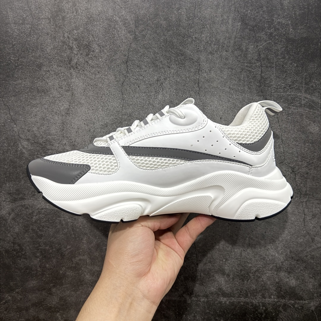 图片[2]-【广东礼盒版】Dior/迪奥B22 男鞋压花厚底系带休闲鞋多色拼接男款慢跑时装运动鞋 广东原产原楦原纸版数据开发 配置专柜购物袋及配件(配置抗压快递外包牛皮纸壳 采用光滑牛皮革组合网织布面材质 正确吸汗网布贴合海玻璃CD压纹鞋垫独家开发TPU弹力中底组合TR光泽耐韧锯齿橡胶大底 法国高奢时装品牌-迪奥·桀傲/Dior Homme B22 Trainer Sneaker系列复古厚底老爹风休闲运动慢跑鞋“生胶底” 这款单品从复古慢跑鞋汲取灵感。采用厚实的低帮设计，精选牛皮与网眼织物拼接鞋面，搭配黑白相间的刻花橡胶鞋底。侧面带有浮雕“CD”标志装饰。 尺码：38 39 40 41 42 43 44 45 46-选品中心