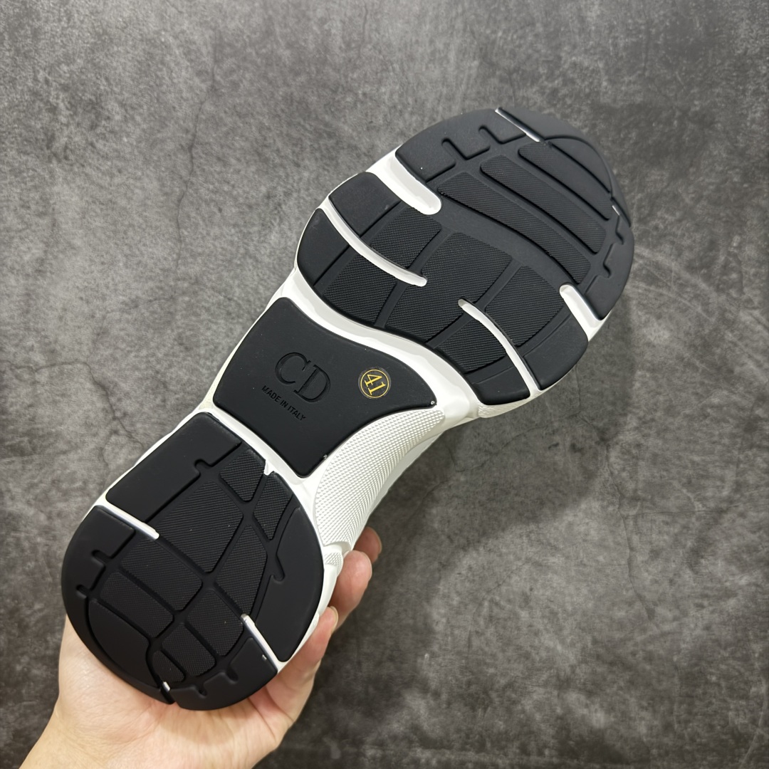 图片[9]-【广东礼盒版】Dior/迪奥B22 男鞋压花厚底系带休闲鞋多色拼接男款慢跑时装运动鞋 广东原产原楦原纸版数据开发 配置专柜购物袋及配件(配置抗压快递外包牛皮纸壳 采用光滑牛皮革组合网织布面材质 正确吸汗网布贴合海玻璃CD压纹鞋垫独家开发TPU弹力中底组合TR光泽耐韧锯齿橡胶大底 法国高奢时装品牌-迪奥·桀傲/Dior Homme B22 Trainer Sneaker系列复古厚底老爹风休闲运动慢跑鞋“生胶底” 这款单品从复古慢跑鞋汲取灵感。采用厚实的低帮设计，精选牛皮与网眼织物拼接鞋面，搭配黑白相间的刻花橡胶鞋底。侧面带有浮雕“CD”标志装饰。 尺码：38 39 40 41 42 43 44 45 46-选品中心