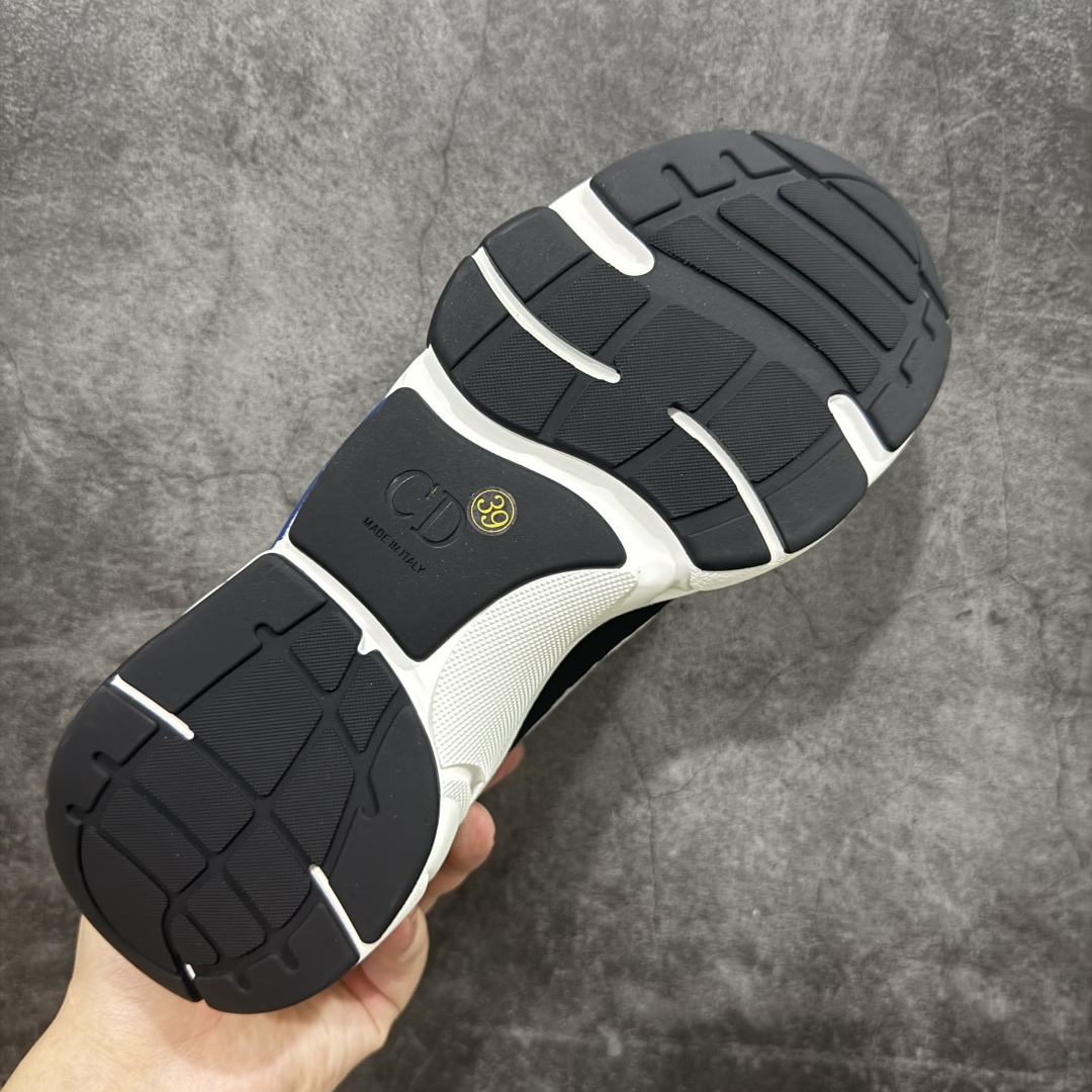 图片[9]-【广东礼盒版】Dior/迪奥B22 男鞋压花厚底系带休闲鞋多色拼接男款慢跑时装运动鞋 广东原产原楦原纸版数据开发 配置专柜购物袋及配件(配置抗压快递外包牛皮纸壳 采用光滑牛皮革组合网织布面材质 正确吸汗网布贴合海玻璃CD压纹鞋垫独家开发TPU弹力中底组合TR光泽耐韧锯齿橡胶大底 法国高奢时装品牌-迪奥·桀傲/Dior Homme B22 Trainer Sneaker系列复古厚底老爹风休闲运动慢跑鞋“生胶底” 这款单品从复古慢跑鞋汲取灵 感。采用厚实的低帮设计，精选牛皮与网眼织物拼接鞋面，搭配黑白相间的刻花橡胶鞋底。侧面带有浮雕“CD”标志装饰。 尺码：38 39 40 41 42 43 44 45 46-选品中心