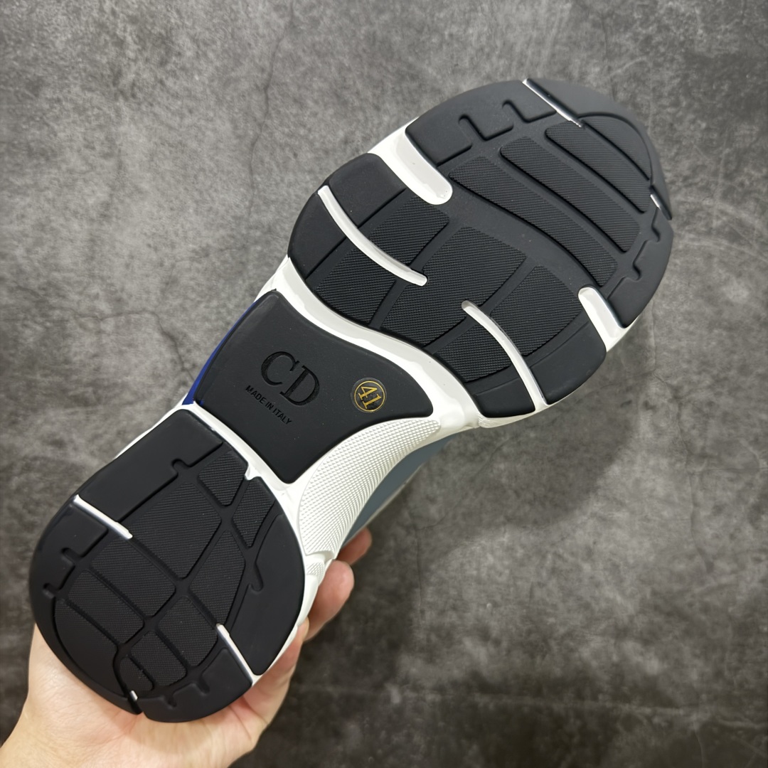 图片[9]-【广东礼盒版】Dior/迪奥B22 男鞋压花厚底系带休闲鞋多色拼接男款慢跑时装运动鞋 广东原产原楦原纸版数据开发 配置专柜购物袋及配件(配置抗压快递外包牛皮纸壳 采用光滑牛皮革组合网织布面材质 正确吸汗网布贴合海玻璃CD压纹鞋垫独家开发TPU弹力中底组合TR光泽耐韧锯齿橡胶大底 法国高奢时装品牌-迪奥·桀傲/Dior Homme B22 Trainer Sneaker系列复古厚底老爹风休闲运动慢跑鞋“生胶底” 这款单品从复古慢跑鞋汲取灵感。采用厚实的低帮设计，精选牛皮与网眼织物拼接鞋面，搭配黑白相间的刻花橡胶鞋底。侧面带有浮雕“CD”标志装饰。 尺码：38 39 40 41 42 43 44 45 46-选品中心