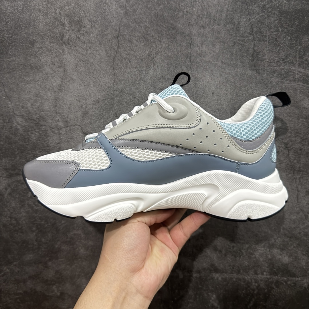 图片[2]-【广东礼盒版】Dior/迪奥B22 男鞋压花厚底系带休闲鞋多色拼接男款慢跑时装运动鞋 广东原产原楦原纸版数据开发 配置专柜购物袋及配件(配置抗压快递外包牛皮纸壳 采用光滑牛皮革组合网织布面材质 正确吸汗网布贴合海玻璃CD压纹鞋垫独家开发TPU弹力中底组合TR光泽耐韧锯齿橡胶大底 法国高奢时装品牌-迪奥·桀傲/Dior Homme B22 Trainer Sneaker系列复古厚底老爹风休闲运动慢跑鞋“生胶底” 这款单品从复古慢跑鞋汲取灵感。采用厚实的低帮设计，精选牛皮与网眼织物拼接鞋面，搭配黑白相间的刻花橡胶鞋底。侧面带有浮雕“CD”标志装饰。 尺码：38 39 40 41 42 43 44 45 46-选品中心