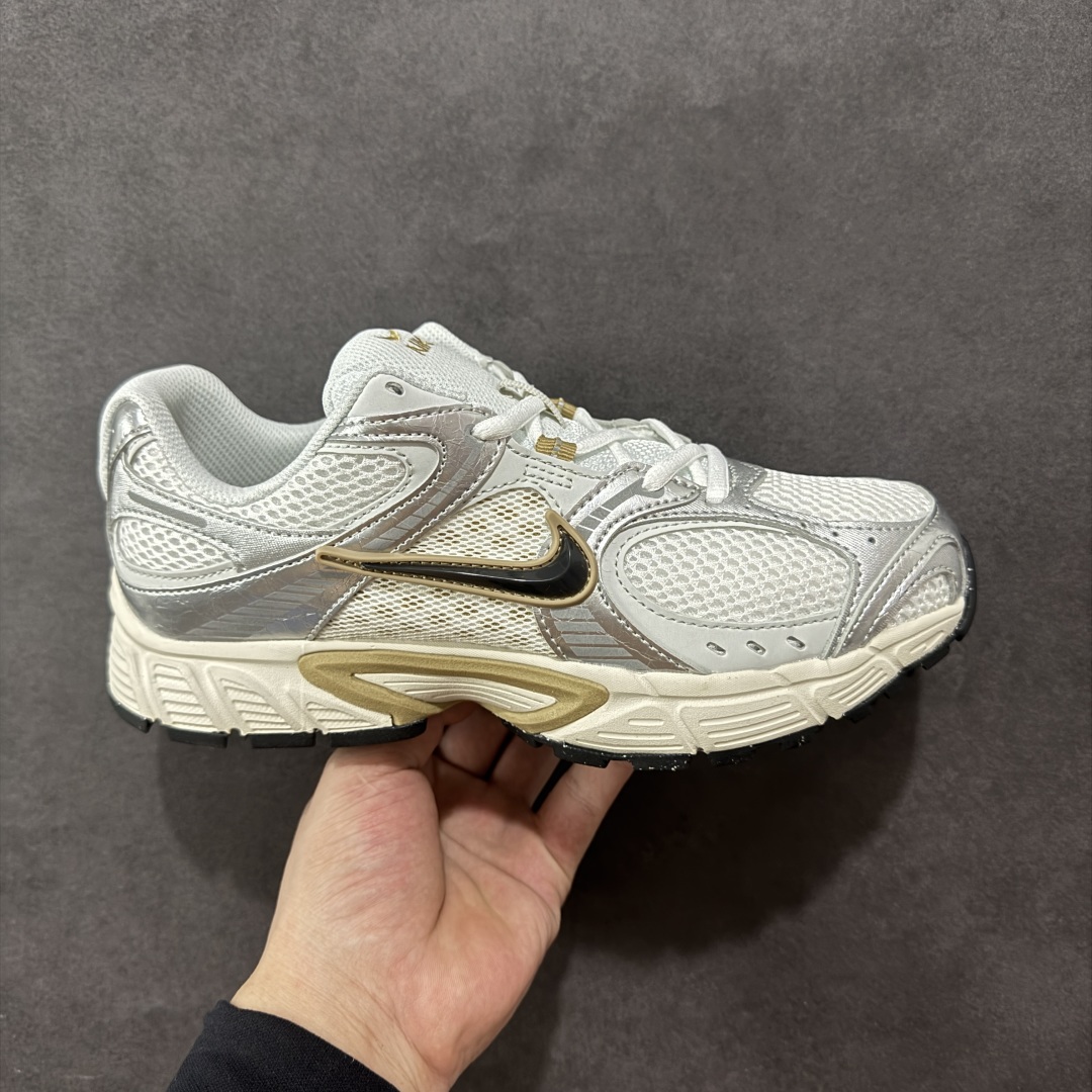 【纯原版】NK V5 RNR系列 夏季透气舒适百搭防滑耐磨低帮网面跑步鞋 目前市售最高品质 千禧年复古Y3K风格舒适百搭跑步鞋 融合了复古与现代设计元素，轻量化设计，鞋面采用透气网眼材料，搭配轻质泡沫中底，缓震舒适，适合日常通勤或轻量级徒步，可以满足日常穿搭的同时，还兼容户外徒步功能 货号：HJ5228-102 尺码：36 36.5 37.5 38 38.5 39 40 40.5 41 42 42.5 43 44 44.5 45-选品中心