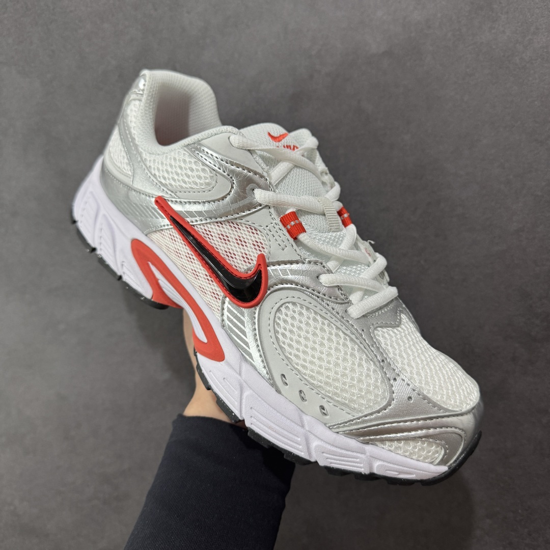 图片[3]-【纯原版】NK V5 RNR系列 夏季透气舒适百搭防滑耐磨低帮网面跑步鞋 目前市售最高品质 千禧年复古Y3K风格舒适百搭跑步鞋 融合了复古与现代设计元素，轻量化设计，鞋面采用透气网眼材料，搭配轻质泡沫中底，缓震舒适，适合日常通勤或轻量级徒步，可以满足日常穿搭的同时，还兼容户外徒步功能 货号：HQ7901-100 尺码：36 36.5 37.5 38 38.5 39 40 40.5 41 42 42.5 43 44 44.5 45-选品中心