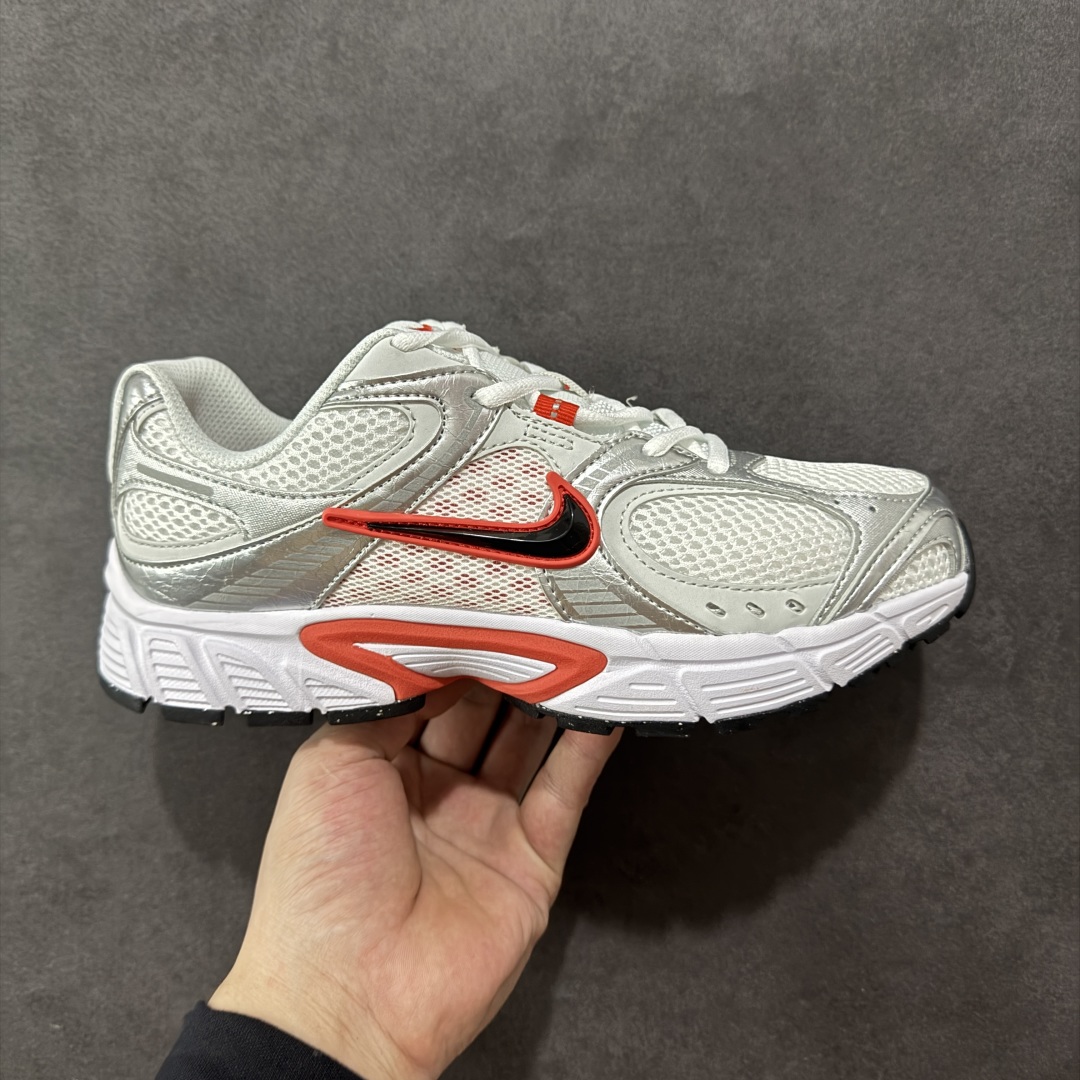 【纯原版】NK V5 RNR系列 夏季透气舒适百搭防滑耐磨低帮网面跑步鞋 目前市售最高品质 千禧年复古Y3K风格舒适百搭跑步鞋 融合了复古与现代设计元素,轻量化设计,鞋面采用透气网眼材料,搭配轻质泡沫中底,缓震舒适,适合日常通勤或轻量级徒步,可以满足日常穿搭的同时,还兼容户外徒步功能 货号:HQ7901-100 尺码:36 36.5 37.5 38 38.5 39 40 40.5 41 42 42.5 43 44 44.5 45-选品中心