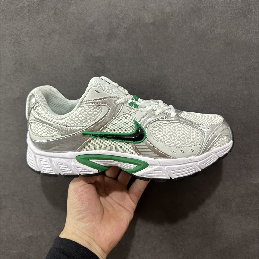 【纯原版】NK V5 RNR系列 夏季透气舒适百搭防滑耐磨低帮网面跑步鞋 目前市售最高品质 千禧年复古Y3K风格舒适百搭跑步鞋 融合了复古与现代设计元素，轻量化设计，鞋面采用透气网眼材料，搭配轻质泡沫中底，缓震舒适，适合日常通勤或轻量级徒步，可以满足日常穿搭的同时，还兼容户外徒步功能 货号：HJ5228-100 尺码：36 36.5 37.5 38 38.5 39 40 40.5 41 42 42.5 43 44 44.5 45-选品中心