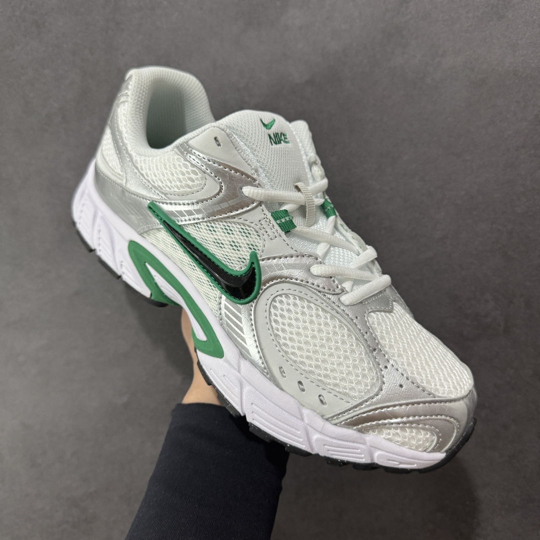 图片[3]-【纯原版】NK V5 RNR系列 夏季透气舒适百搭防滑耐磨低帮网面跑步鞋 目前市售最高品质 千禧年复古Y3K风格舒适百搭跑步鞋 融合了复古与现代设计元素，轻量化设计，鞋面采用透气网眼材料，搭配轻质泡沫中底，缓震舒适，适合日常通勤或轻量级徒步，可以满足日常穿搭的同时，还兼容户外徒步功能 货号：HJ5228-100 尺码：36 36.5 37.5 38 38.5 39 40 40.5 41 42 42.5 43 44 44.5 45-选品中心