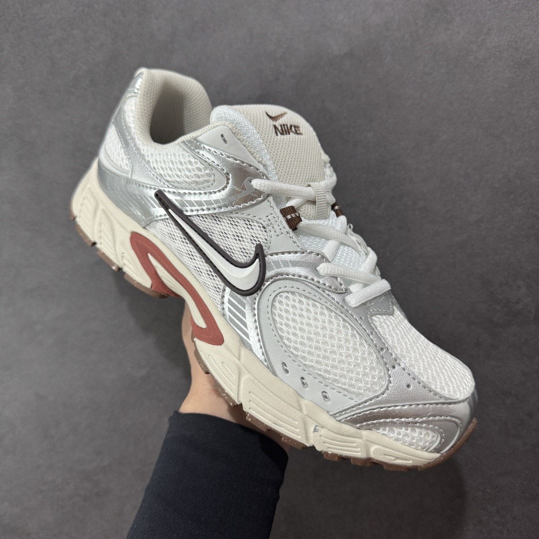 图片[3]-【纯原版】NK V5 RNR系列 夏季透气舒适百搭防滑耐磨低帮网面跑步鞋 目前市售最高品质 千禧年复古Y3K风格舒适百搭跑步鞋 融合了复古与现代设计元素，轻量化设计，鞋面采用透气网眼材料，搭配轻质泡沫中底，缓震舒适，适合日常通勤或轻量级徒步，可以满足日常穿搭的同时，还兼容户外徒步功能 货号：HQ7901-102 尺码：36 36.5 37.5 38 38.5 39 40 40.5 41 42 42.5 43 44 44.5 45-选品中心