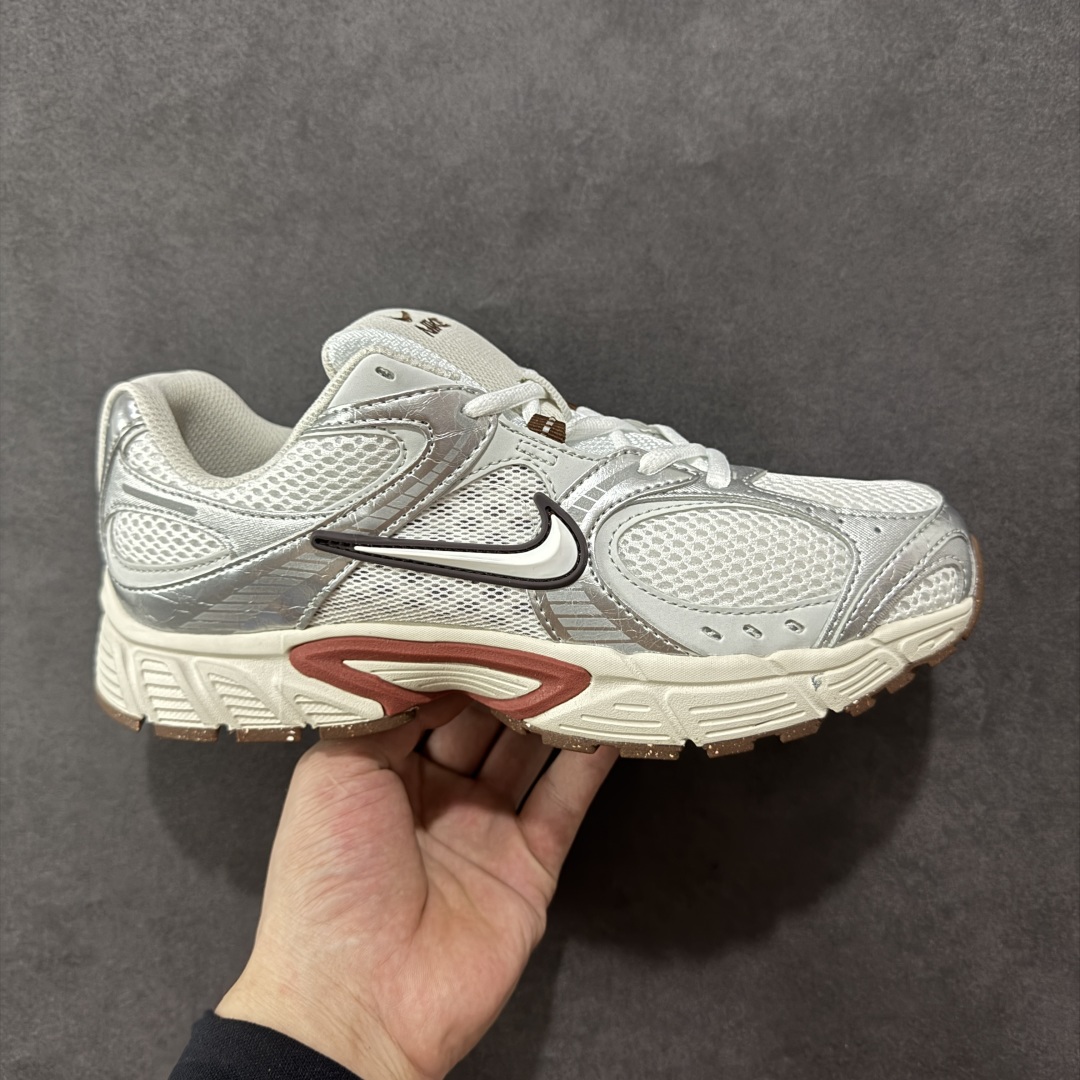 【纯原版】NK V5 RNR系列 夏季透气舒适百搭防滑耐磨低帮网面跑步鞋 目前市售最高品质 千禧年复古Y3K风格舒适百搭跑步鞋 融合了复古与现代设计元素，轻量化设计，鞋面采用透气网眼材料，搭配轻质泡沫中底，缓震舒适，适合日常通勤或轻量级徒步，可以满足日常穿搭的同时，还兼容户外徒步功能 货号：HQ7901-102 尺码：36 36.5 37.5 38 38.5 39 40 40.5 41 42 42.5 43 44 44.5 45-选品中心