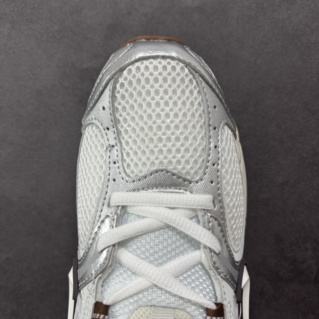 图片[8]-【纯原版】NK V5 RNR系列 夏季透气舒适百搭防滑耐磨低帮网面跑步鞋 目前市售最高品质 千禧年复古Y3K风格舒适百搭跑步鞋 融合了复古与现代设计元素，轻量化设计，鞋面采用透气网眼材料，搭配轻质泡沫中底，缓震舒适，适合日常通勤或轻量级徒步，可以满足日常穿搭的同时，还兼容户外徒步功能 货号：HQ7901-102 尺码：36 36.5 37.5 38 38.5 39 40 40.5 41 42 42.5 43 44 44.5 45-选品中心