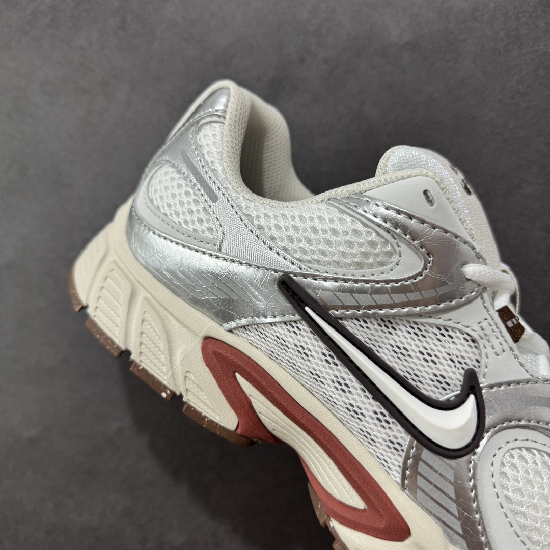 图片[6]-【纯原版】NK V5 RNR系列 夏季透气舒适百搭防滑耐磨低帮网面跑步鞋 目前市售最高品质 千禧年复古Y3K风格舒适百搭跑步鞋 融合了复古与现代设计元素，轻量化设计，鞋面采用透气网眼材料，搭配轻质泡沫中底，缓震舒适，适合日常通勤或轻量级徒步，可以满足日常穿搭的同时，还兼容户外徒步功能 货号：HQ7901-102 尺码：36 36.5 37.5 38 38.5 39 40 40.5 41 42 42.5 43 44 44.5 45-选品中心