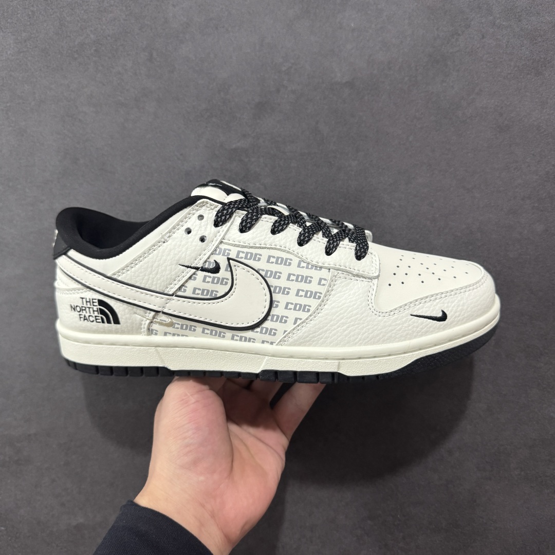 【定制版】Nike SB Dunk Low 北面联名 黑白三小勾 周年高端定制 低帮休闲板鞋 SC9207-423  #定制鞋盒 大厂纯原品质出货 超高清洁度 皮料切割干净无任何毛边 细节完美   尺码：36 36.5 37.5 38 36.5 39 40 40.5 41 42 42.5 43 44 44.5 45-选品中心