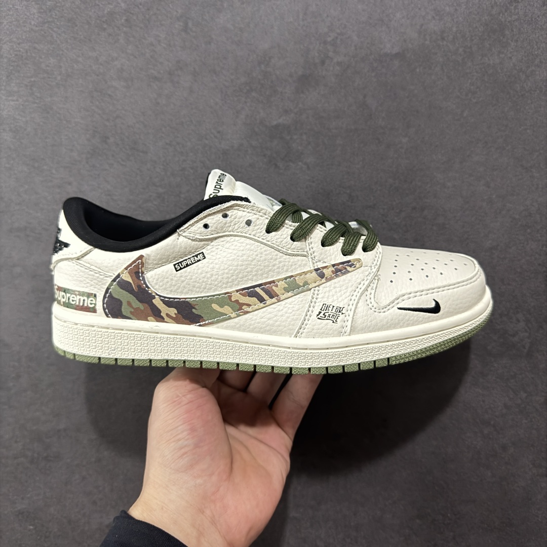 【定制版】Travis Scott x Fragment Design x Air Jordan 1 Low OG SP AJ1 乔1 Supreme联名 迷彩勾 低帮文化休闲板鞋 XS2024-046  #多方联名合作融合了Travis Scott 独特的音乐风格,藤原浩个性的设计风格以及Jordan品牌的经典元素 使其成为一双具有独特身份和价值的鞋子 清新而立体的外观加上联名标识更突出了其独特身份 这种配色方案显示出活力和时尚感 在视觉上引人注目 鞋身的质感和细腻的细节处理使其显得高端而格调十足 这款“倒钩”联名是设计与创意完美结合 融合多方的个性风格是一款备受瞩目的潮流鞋款  尺码:36 36.5 37.5 38 38.5 39 40 40.5 41 42 42.5 43 44 44.5 45-选品中心
