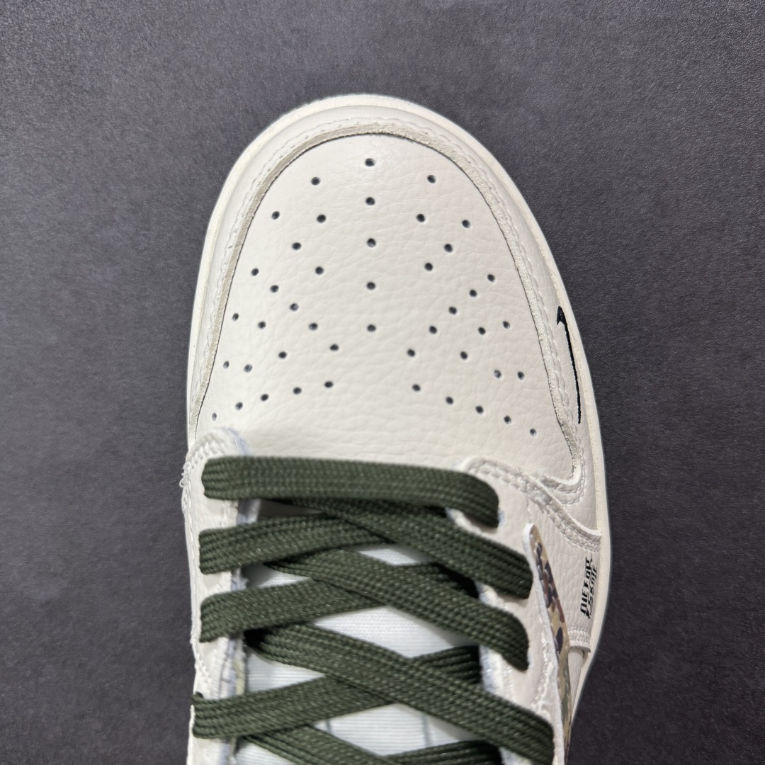 图片[8]-【定制版】Travis Scott x Fragment Design x Air Jordan 1 Low OG SP AJ1 乔1 Supreme联名 迷彩勾 低帮文化休闲板鞋 XS2024-046  #多方联名合作融合了Travis Scott 独特的音乐风格，藤原浩个性的设计风格以及Jordan品牌的经典元素 使其成为一双具有独特身份和价值的鞋子 清新而立体的外观加上联名标识更突出了其独特身份 这种配色方案显示出活力和时尚感 在视觉上引人注目 鞋身的质感和细腻的细节处理使其显得高端而格调十足 这款“倒钩”联名是设计与创意完美结合 融合多方的个性风格是一款备受瞩目的潮流鞋款  尺码：36 36.5 37.5 38 38.5 39 40 40.5 41 42 42.5 43 44 44.5 45-选品中心