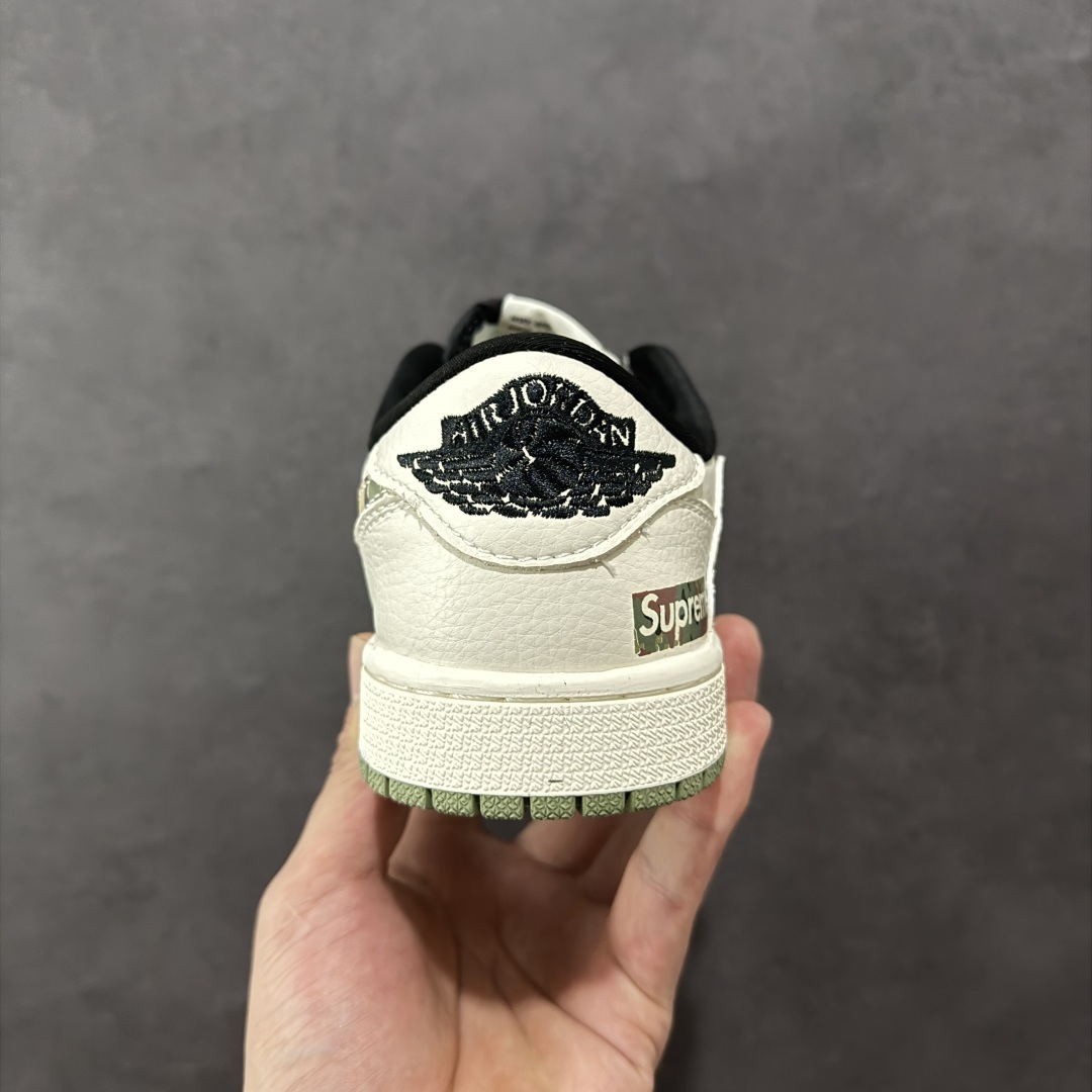 图片[4]-【定制版】Travis Scott x Fragment Design x Air Jordan 1 Low OG SP AJ1 乔1 Supreme联名 迷彩勾 低帮文化休闲板鞋 XS2024-046  #多方联名合作融合了Travis Scott 独特的音乐风格，藤原浩个性的设计风格以及Jordan品牌的经典元素 使其成为一双具有独特身份和价值的鞋子 清新而立体的外观加上联名标识更突出了其独特身份 这种配色方案显示出活力和时尚感 在视觉上引人注目 鞋身的质感和细腻的细节处理使其显得高端而格调十足 这款“倒钩”联名是设计与创意完美结合 融合多方的个性风格是一款备受瞩目的潮流鞋款  尺码：36 36.5 37.5 38 38.5 39 40 40.5 41 42 42.5 43 44 44.5 45-选品中心