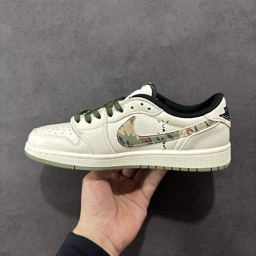 图片[2]-【定制版】Travis Scott x Fragment Design x Air Jordan 1 Low OG SP AJ1 乔1 Supreme联名 迷彩勾 低帮文化休闲板鞋 XS2024-046  #多方联名合作融合了Travis Scott 独特的音乐风格，藤原浩个性的设计风格以及Jordan品牌的经典元素 使其成为一双具有独特身份和价值的鞋子 清新而立体的外观加上联名标识更突出了其独特身份 这种配色方案显示出活力和时尚感 在视觉上引人注目 鞋身的质感和细腻的细节处理使其显得高端而格调十足 这款“倒钩”联名是设计与创意完美结合 融合多方的个性风格是一款备受瞩目的潮流鞋款  尺码：36 36.5 37.5 38 38.5 39 40 40.5 41 42 42.5 43 44 44.5 45-选品中心