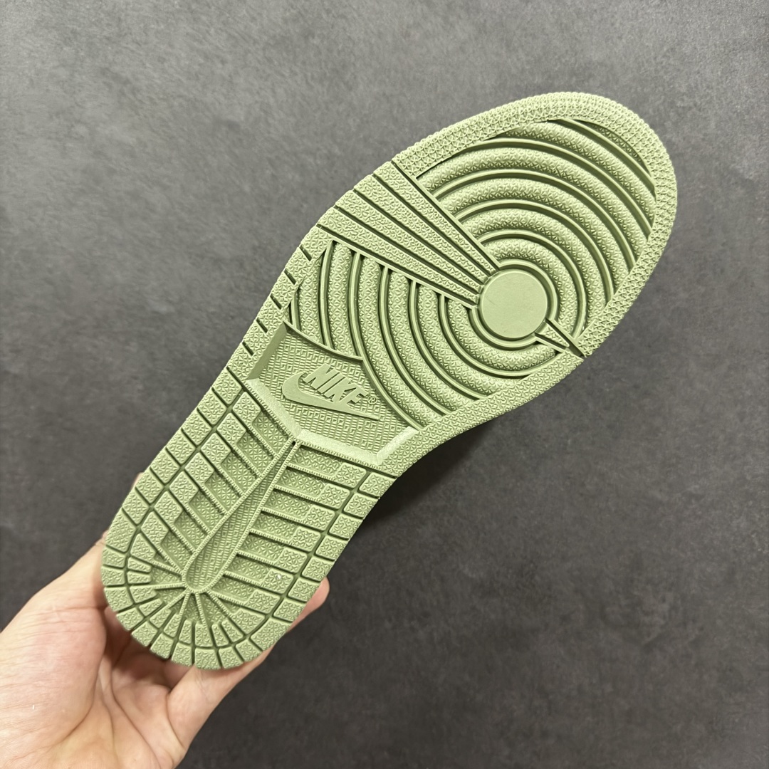 图片[9]-【定制版】Travis Scott x Fragment Design x Air Jordan 1 Low OG SP AJ1 乔1 Supreme联名 迷彩勾 低帮文化休闲板鞋 XS2024-046  #多方联名合作融合了Travis Scott 独特的音乐风格，藤原浩个性的设计风格以及Jordan品牌的经典元素 使其成为一双具有独特身份和价值的鞋子 清新而立体的外观加上联名标识更突出了其独特身份 这种配色方案显示出活力和时尚感 在视觉上引人注目 鞋身的质感和细腻的细节处理使其显得高端而格调十足 这款“倒钩”联名是设计与创意完美结合 融合多方的个性风格是一款备受瞩目的潮流鞋款  尺码：36 36.5 37.5 38 38.5 39 40 40.5 41 42 42.5 43 44 44.5 45-选品中心