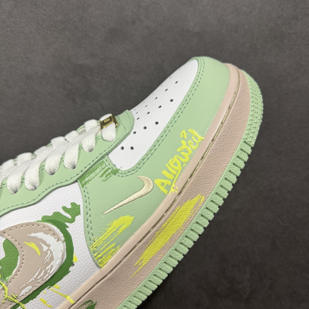 图片[5]-【定制版】Nike Air Force 1 Low 07 白绿小钩涂鸦 原楦头原纸板 打造纯正低帮空军版型 专注外贸渠道 全掌内置蜂窝气垫 原盒配件 原厂中底钢印、拉帮完美 货号：DB3310 990 尺码：36 36.5 37.5 38 38.5 39 40 40.5 41 42 42.5 43 44 44.5 45-选品中心