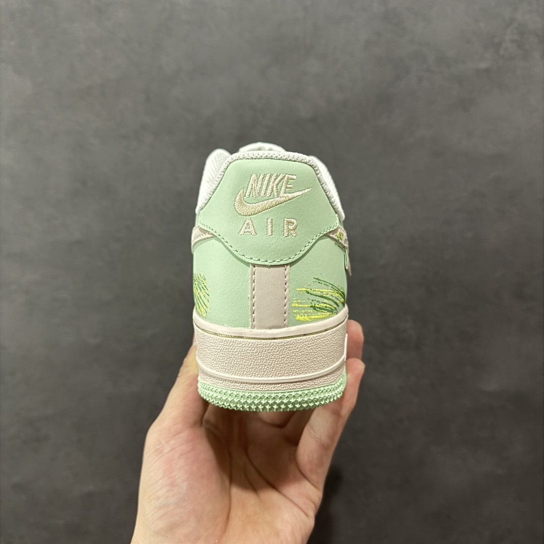 图片[4]-【定制版】Nike Air Force 1 Low 07 白绿小钩涂鸦 原楦头原纸板 打造纯正低帮空军版型 专注外贸渠道 全掌内置蜂窝气垫 原盒配件 原厂中底钢印、拉帮完美 货号：DB3310 990 尺码：36 36.5 37.5 38 38.5 39 40 40.5 41 42 42.5 43 44 44.5 45-选品中心