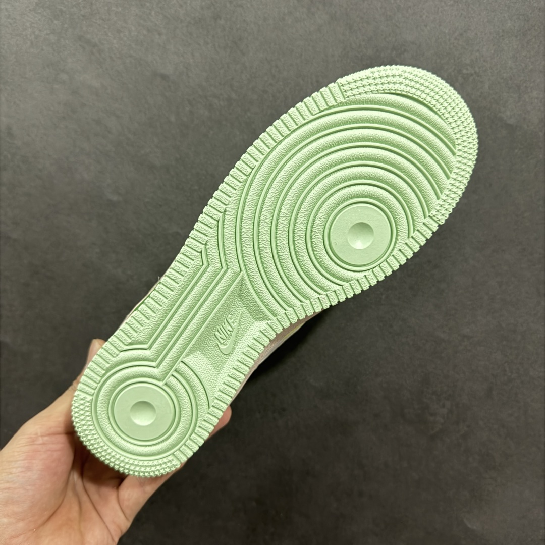 图片[9]-【定制版】Nike Air Force 1 Low 07 白绿小钩涂鸦 原楦头原纸板 打造纯正低帮空军版型 专注外贸渠道 全掌内置蜂窝气垫 原盒配件 原厂中底钢印、拉帮完美 货号：DB3310 990 尺码：36 36.5 37.5 38 38.5 39 40 40.5 41 42 42.5 43 44 44.5 45-选品中心