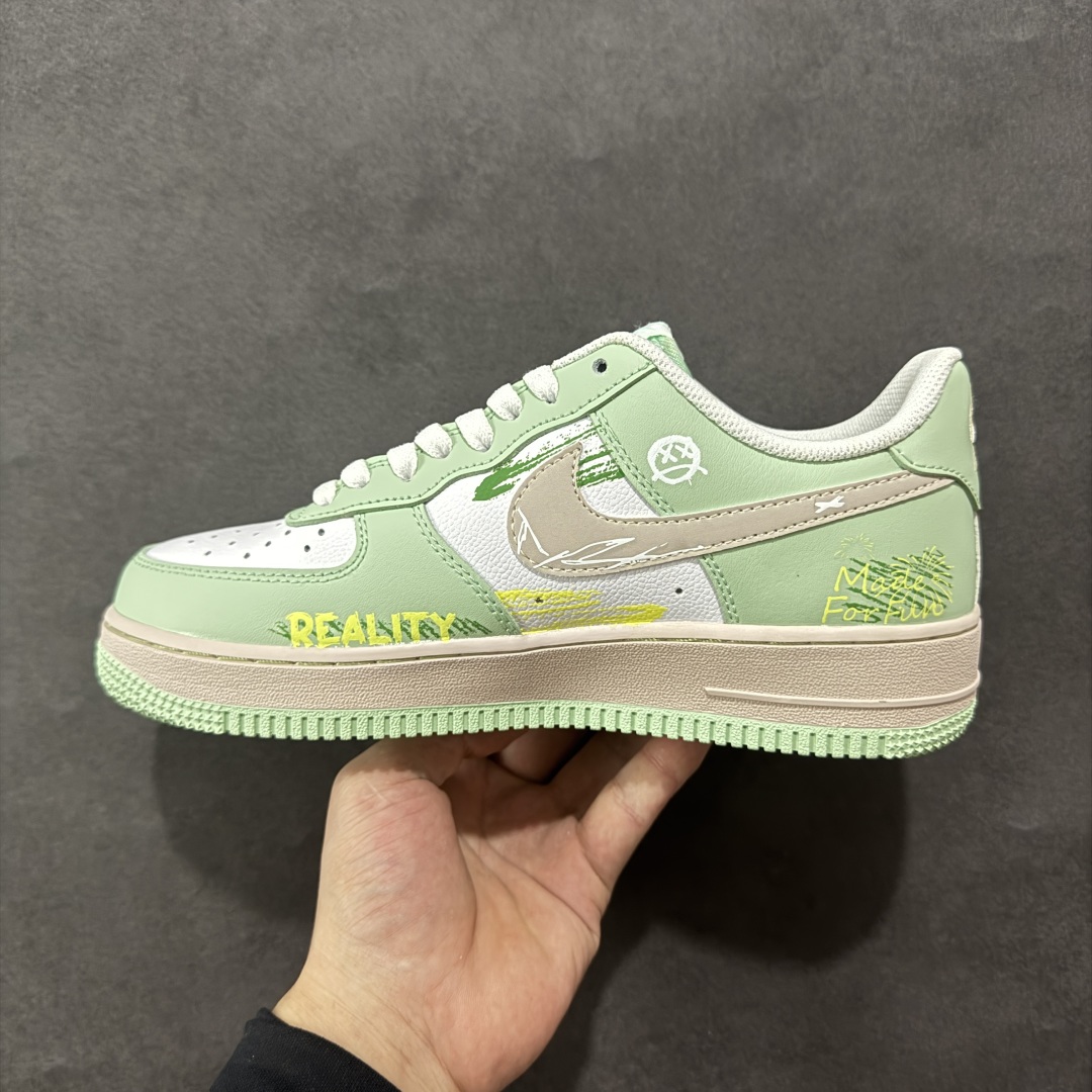 图片[2]-【定制版】Nike Air Force 1 Low 07 白绿小钩涂鸦 原楦头原纸板 打造纯正低帮空军版型 专注外贸渠道 全掌内置蜂窝气垫 原盒配件 原厂中底钢印、拉帮完美 货号：DB3310 990 尺码：36 36.5 37.5 38 38.5 39 40 40.5 41 42 42.5 43 44 44.5 45-选品中心