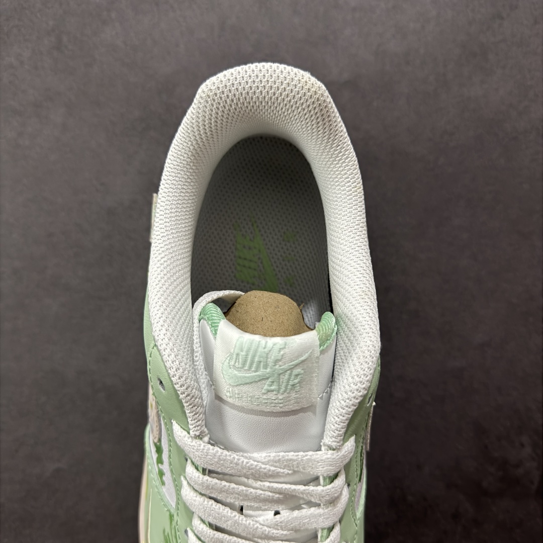 图片[7]-【定制版】Nike Air Force 1 Low 07 白绿小钩涂鸦 原楦头原纸板 打造纯正低帮空军版型 专注外贸渠道 全掌内置蜂窝气垫 原盒配件 原厂中底钢印、拉帮完美 货号：DB3310 990 尺码：36 36.5 37.5 38 38.5 39 40 40.5 41 42 42.5 43 44 44.5 45-选品中心