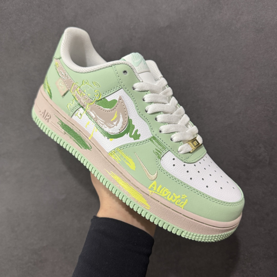 图片[3]-【定制版】Nike Air Force 1 Low 07 白绿小钩涂鸦 原楦头原纸板 打造纯正低帮空军版型 专注外贸渠道 全掌内置蜂窝气垫 原盒配件 原厂中底钢印、拉帮完美 货号：DB3310 990 尺码：36 36.5 37.5 38 38.5 39 40 40.5 41 42 42.5 43 44 44.5 45-选品中心