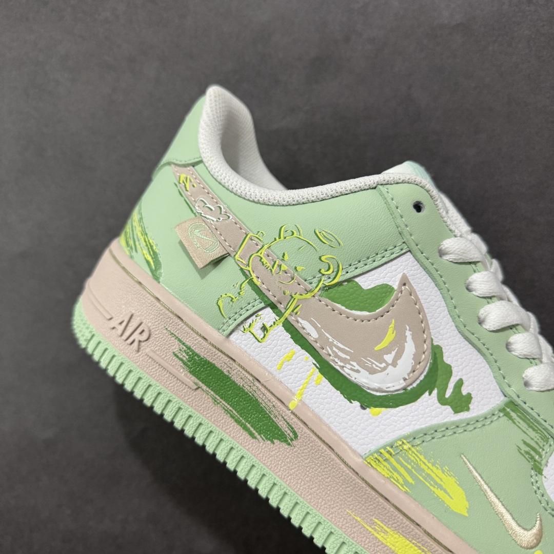 图片[6]-【定制版】Nike Air Force 1 Low 07 白绿小钩涂鸦 原楦头原纸板 打造纯正低帮空军版型 专注外贸渠道 全掌内置蜂窝气垫 原盒配件 原厂中底钢印、拉帮完美 货号：DB3310 990 尺码：36 36.5 37.5 38 38.5 39 40 40.5 41 42 42.5 43 44 44.5 45-选品中心
