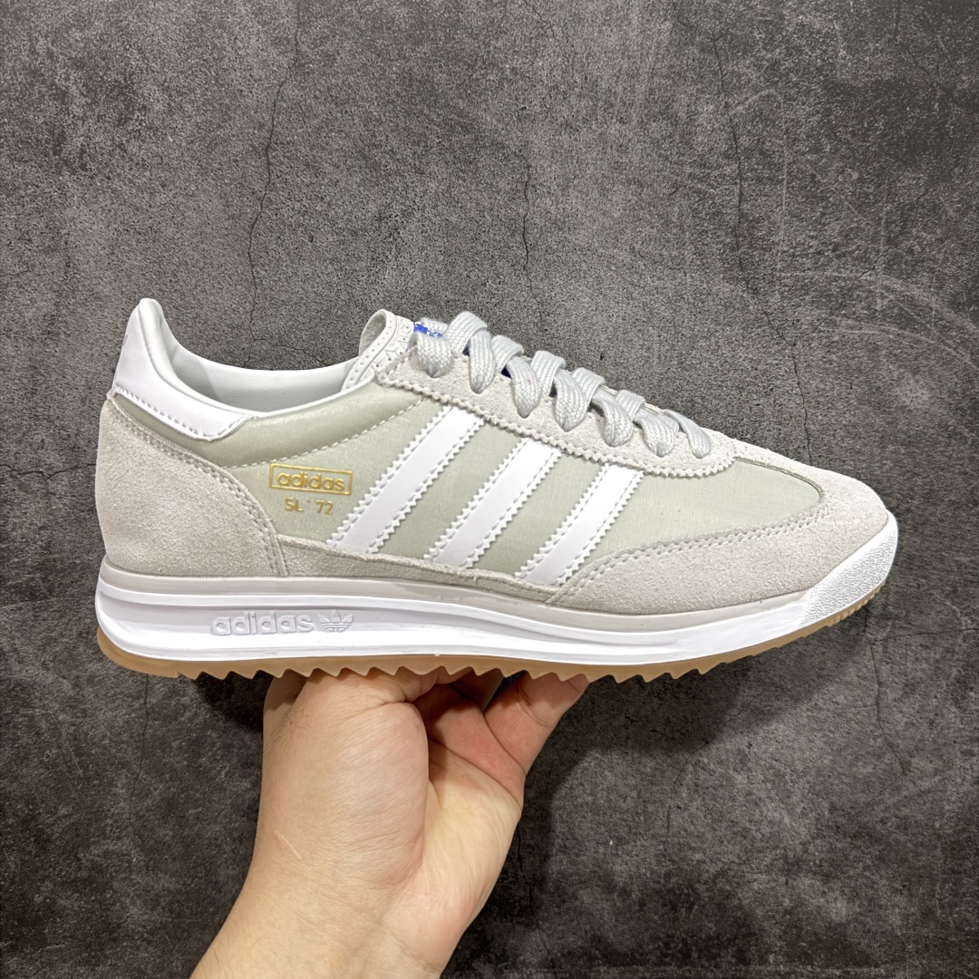 【公司级】adidas originals SL 72 防滑耐磨 低帮 运动休闲鞋 SL72 作为更加小众的鞋型,大面积网眼鞋面极为吸睛。 高饱和度的绿色装扮辅以橘黄色以及深棕色,拥有不错的异域风情。 鞋舌上同样带有双方品牌 LOGO,同时编织细节更为丰富,鞋舌、后跟位置均有大面积体现。 麂皮材质与网眼的组合本就具备十足的复古气质,鞋帮下方点缀的棕色压印 Wales Bonner 十分精美。 后跟收尾以皮革材质打造,搭配上编织细节,让整体具备浓厚的「手工打造」感觉,带有粗犷美学! 货号 JI1281 尺码 36 36.5 37 38 38.5 39 40 40.5 41 42 42.5 43 44 44.5 45-选品中心