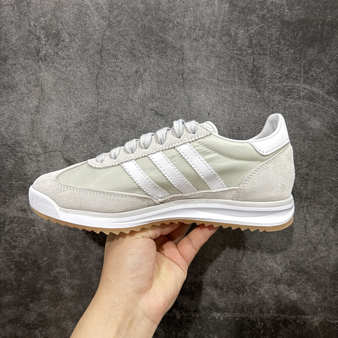图片[2]-【公司级】adidas originals SL 72 防滑耐磨 低帮 运动休闲鞋 SL72 作为更加小众的鞋型，大面积网眼鞋面极为吸睛。 高饱和度的绿色装扮辅以橘黄色以及深棕色，拥有不错的异域风情。 鞋舌上同样带有双方品牌 LOGO，同时编织细节更为丰富，鞋舌、后跟位置均有大面积体现。 麂皮材质与网眼的组合本就具备十足的复古气质，鞋帮下方点缀的棕色压印 Wales Bonner 十分精美。 后跟收尾以皮革材质打造，搭配上编织细节，让整体具备浓厚的「手工打造」感觉，带有粗犷美学！ 货号 JI1281 尺码 36 36.5 37 38 38.5 39 40 40.5 41 42 42.5 43 44 44.5 45-选品中心