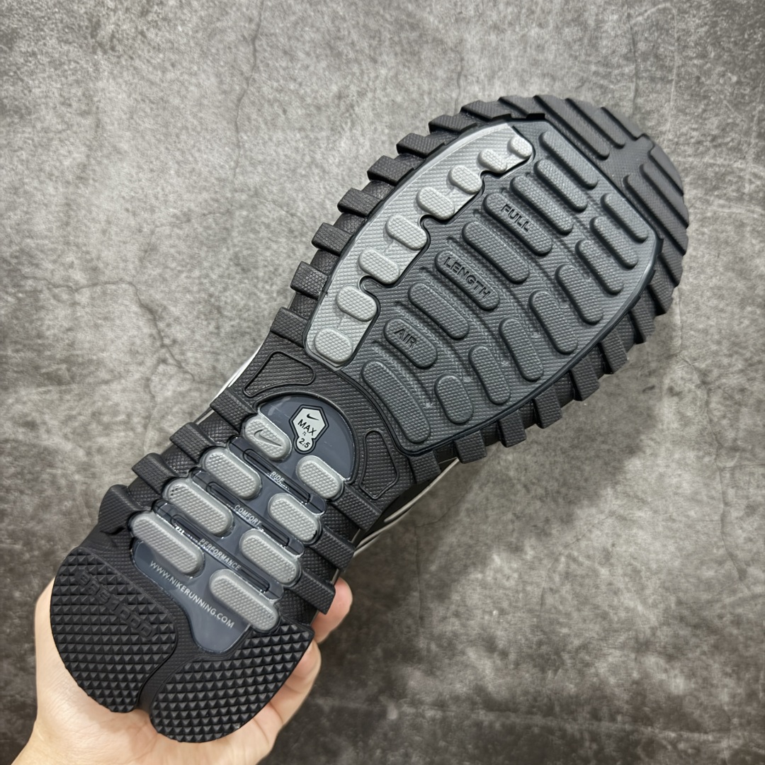 图片[9]-【纯原版】Comme Des Garcons Homme Plus x Nk Air Max TL 2.5 Pack 川久保玲联名气垫跑鞋 纯原版本 鞋款采用透气网眼布和皮革材料 确保了穿着的轻盈与耐用 前掌和后跟上的迷你 Swoosh 标志 彰显了 Nike 品牌的经典元素 后跟和鞋垫上有 CDG 品牌标识 进一步强调了此次的合作身份 货号： FZ4110 002  尺码：36 3675 37.5 38 38.5 39 40 40.5 41 42 42.5 43 44 45-选品中心