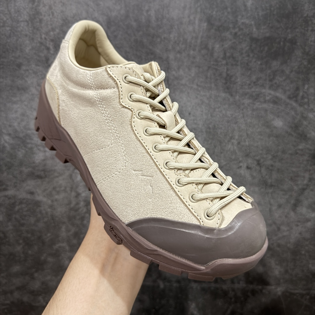 图片[3]-【莞产渠道】TEARS.RIP联名Tres Bien小众德训鞋男士户外休闲鞋露营旅行徒步鞋 来自瑞典的复合式选品店 TRÈS BIEN 今番正式推出名为「TRÈS BIEN EVERYWEAR」的系列，旨在提供消费者一个适合任何场合的衣柜，其中即包括携手义大利制鞋厂牌 Diemme 合作的全新联名鞋履。 该款以 Diemme Modiva Suede Hiker 为基础，专注于时尚外观、耐用实穿性进行改造，采用绒面革鞋面搭配全皮衬里，而活泼的对比元素、撞色效果更为设计亮点，包括突出的鞋舌网眼布料、粉色橡胶鞋头、后跟加固配置等，最后搭载 Vibram® 外底完善优秀抓地力 尺码：39-45-选品中心