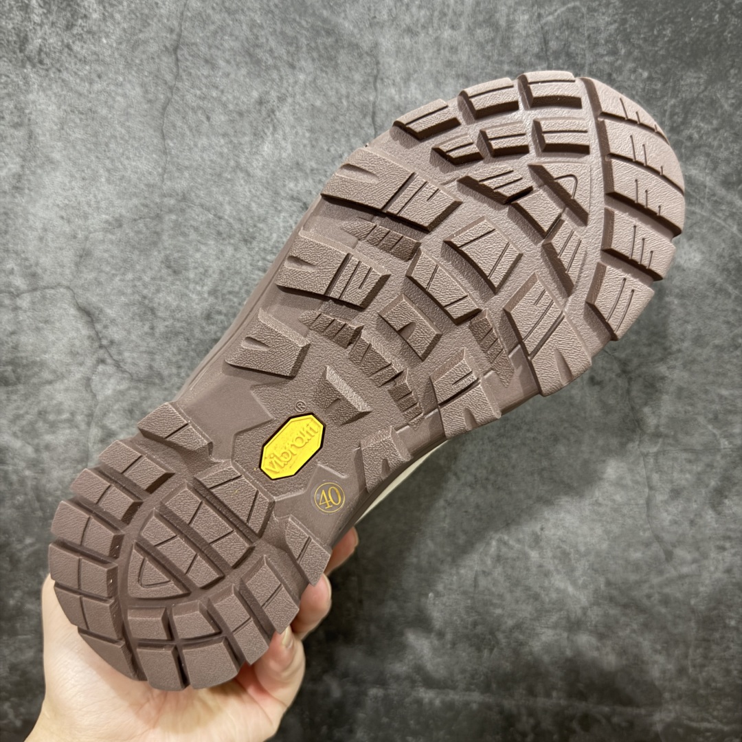 图片[9]-【莞产渠道】TEARS.RIP联名Tres Bien小众德训鞋男士户外休闲鞋露营旅行徒步鞋 来自瑞典的复合式选品店 TRÈS BIEN 今番正式推出名为「TRÈS BIEN EVERYWEAR」的系列，旨在提供消费者一个适合任何场合的衣柜，其中即包括携手义大利制鞋厂牌 Diemme 合作的全新联名鞋履。 该款以 Diemme Modiva Suede Hiker 为基础，专注于时尚外观、耐用实穿性进行改造，采用绒面革鞋面搭配全皮衬里，而活泼的对比元素、撞色效果更为设计亮点，包括突出的鞋舌网眼布料、粉色橡胶鞋头、后跟加固配置等，最后搭载 Vibram® 外底完善优秀抓地力 尺码：39-45-选品中心